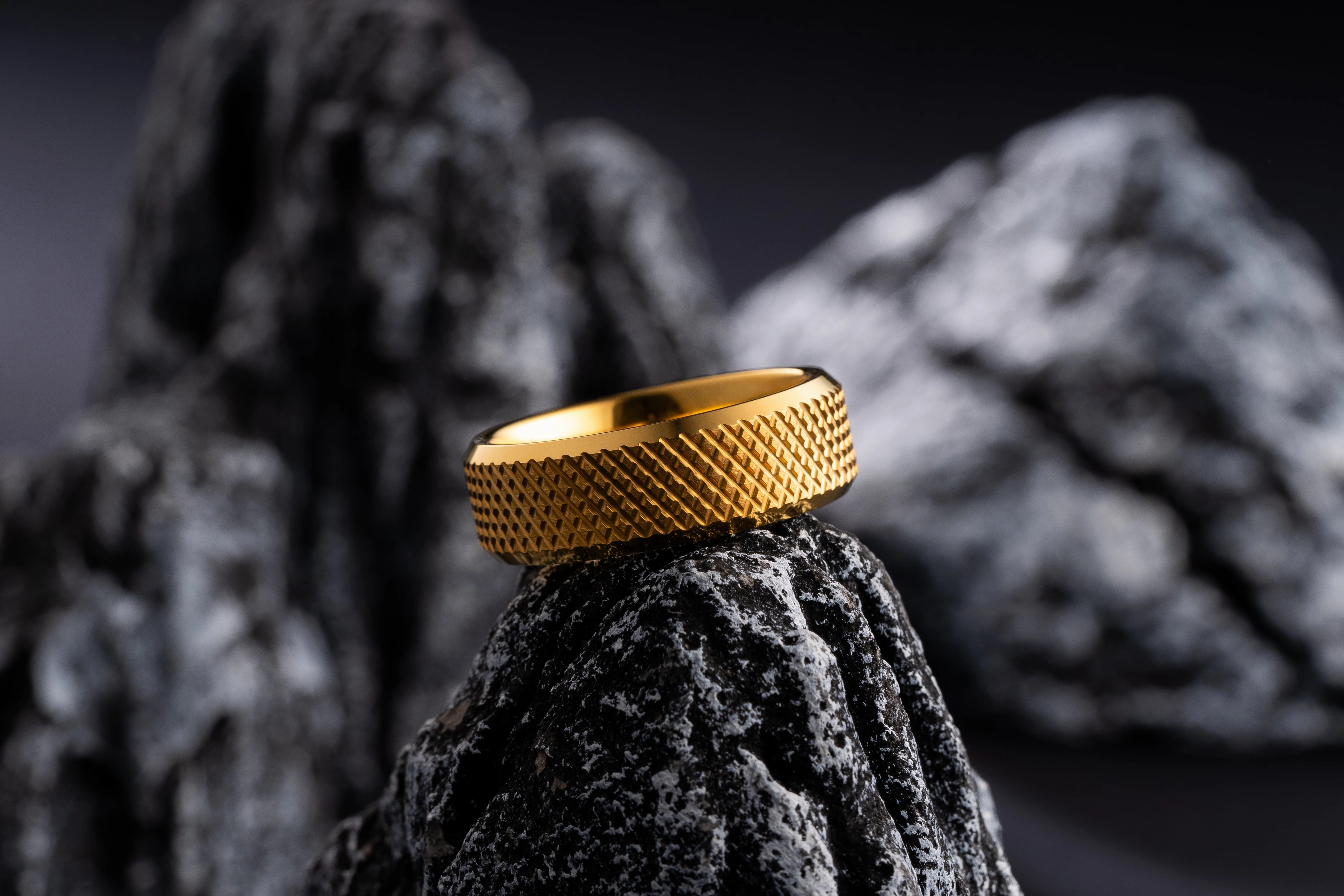 Weekend Look Superior Piece 100S JEWELRY Gold Knurl Tungsten Rings with Knurling Diamond Pattern Men Wedding Band 8mm wide Hypoallergenic Size 6-16