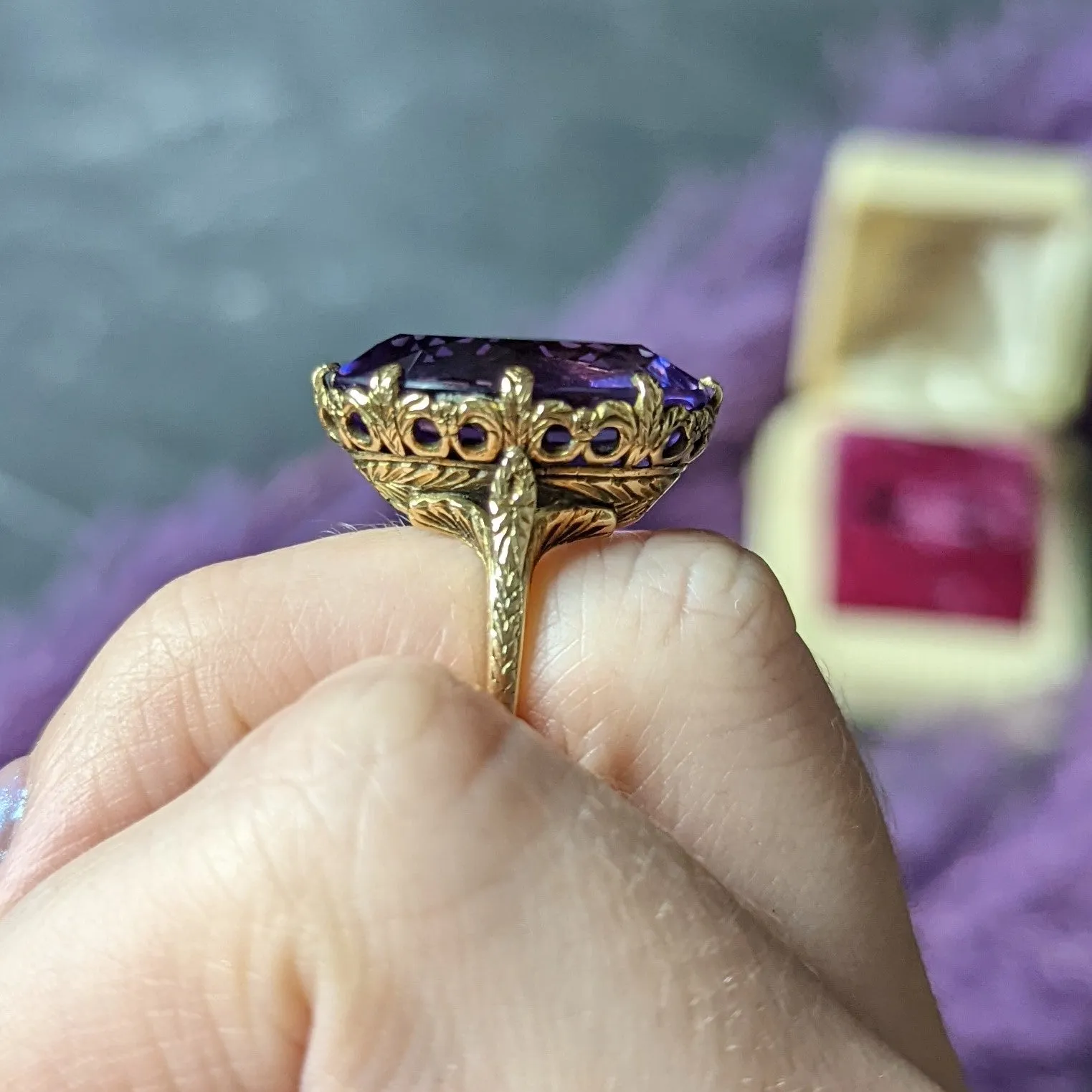 1920's Art Deco Amethyst 18 Karat Yellow Gold Floral Gemstone Ring