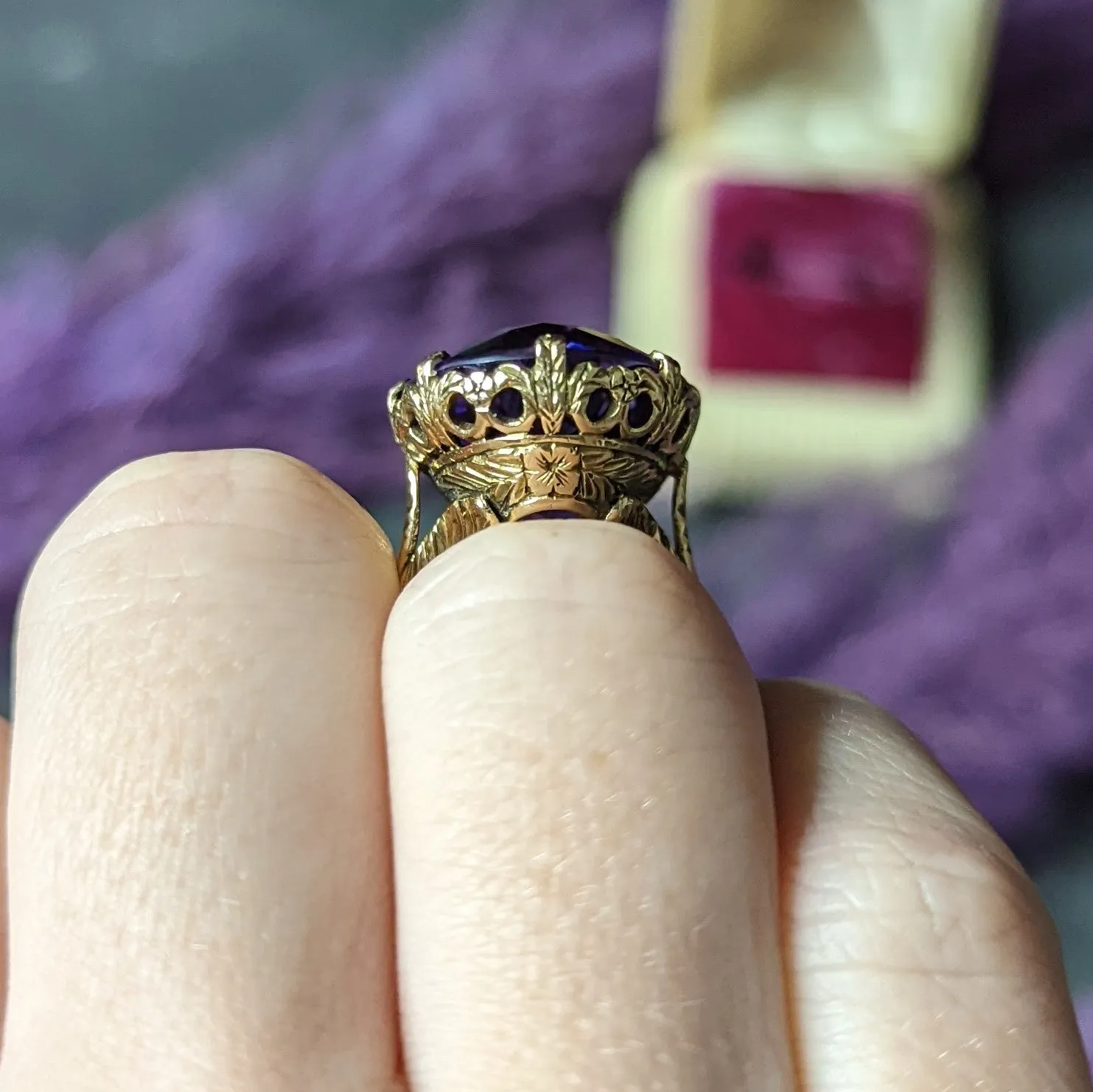 1920's Art Deco Amethyst 18 Karat Yellow Gold Floral Gemstone Ring