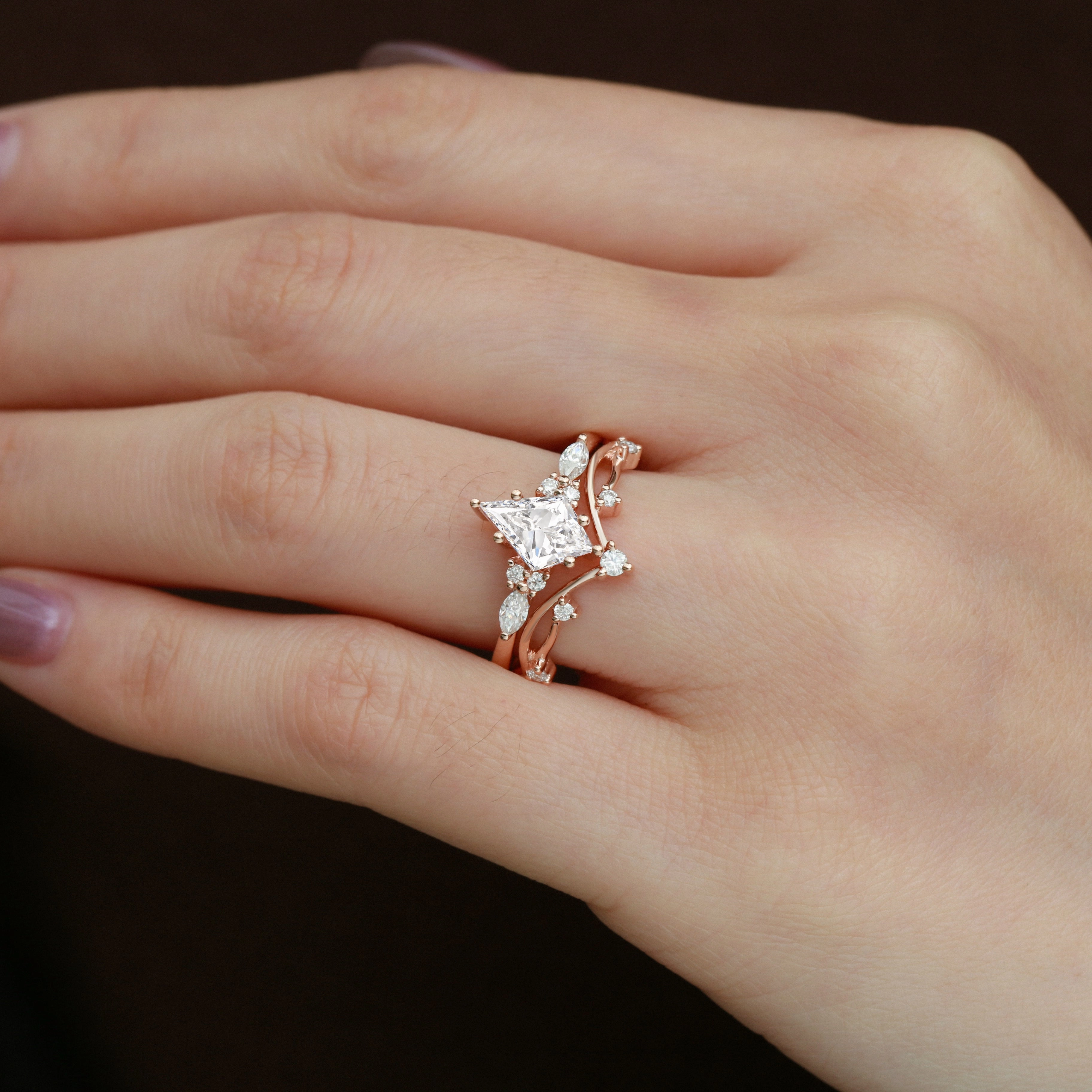 Subtle Mood Style Detail 1.0ct Kite Lab Grown Diamond Cluster Engagement Ring Sets 2pcs