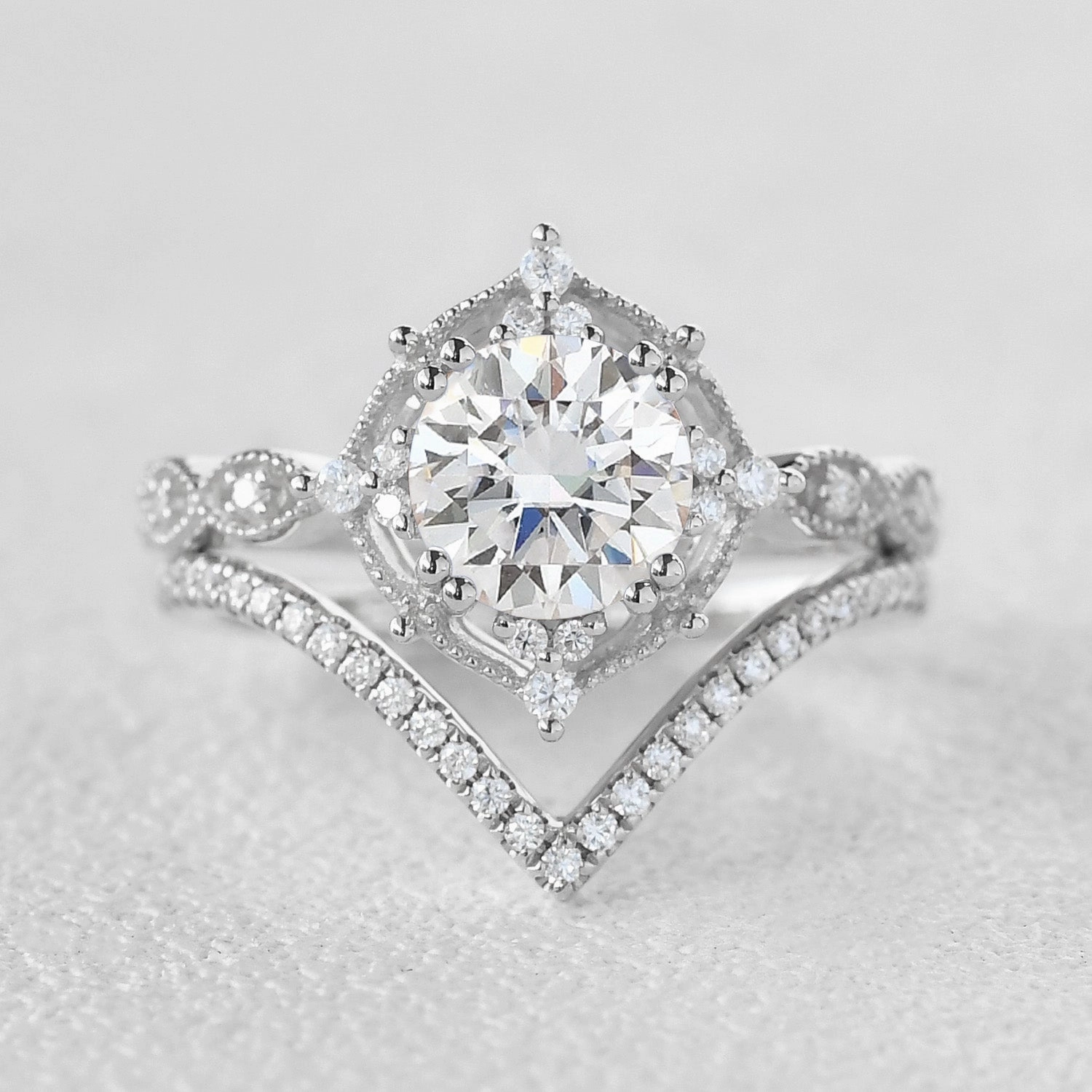 Fashion Pulse Glam Look 1.0ct Round Cut Signature Vintage Moissanite Ring Set 2pcs