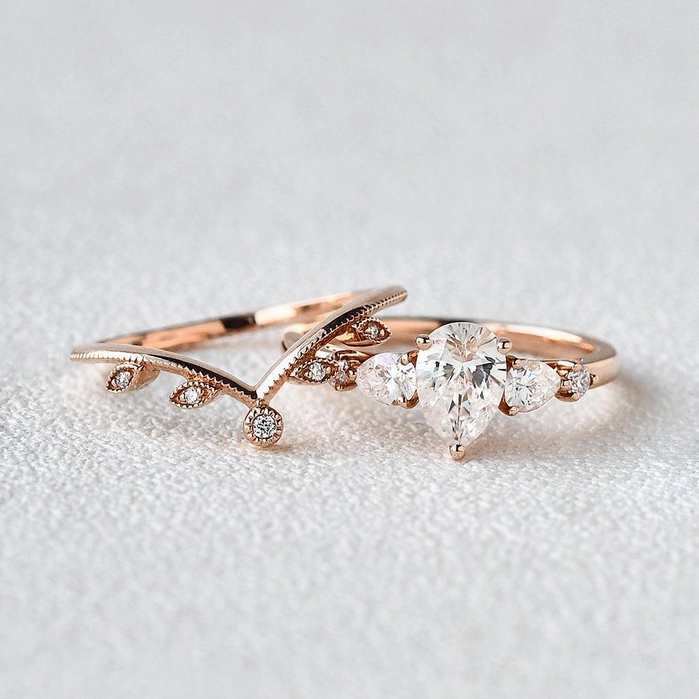 Minimalist Flair 1.5ct Pear Shaped Cluster Moissanite Bridal Set 2pcs Ring