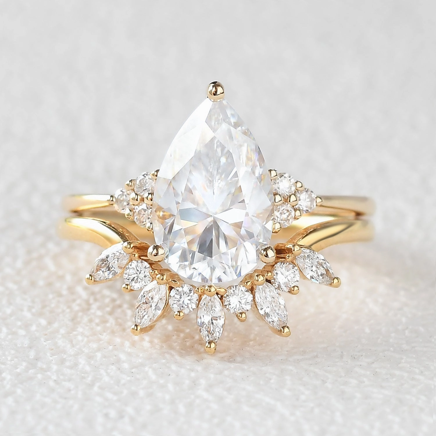 4.0ct Pear Moissanite Cluster Engagement Ring Set 2pcs Model Mood Contemporary Highlight