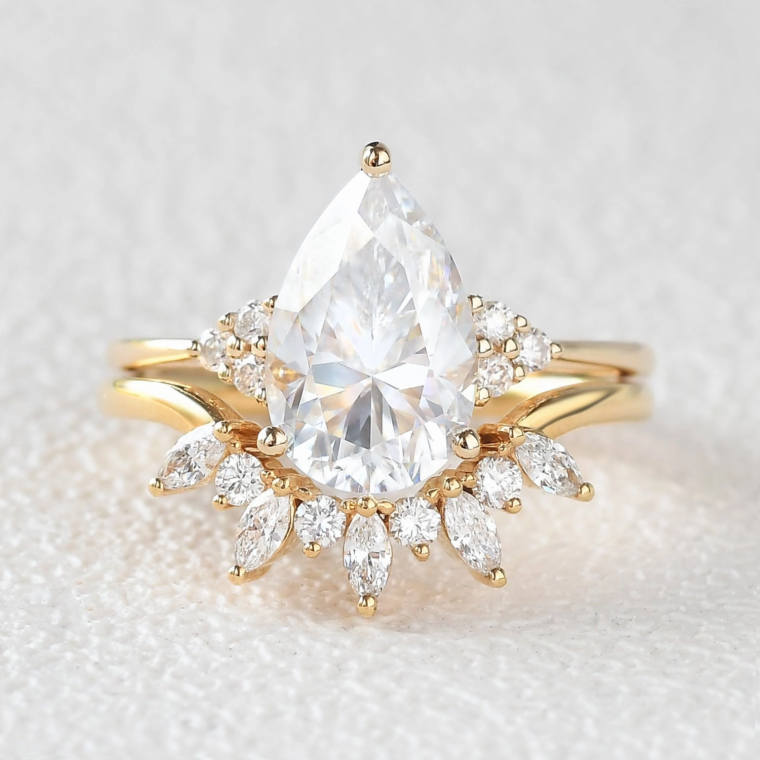 4.0ct Pear Moissanite Cluster Engagement Ring Set 2pcs Tasteful Accent Timeless Accessory