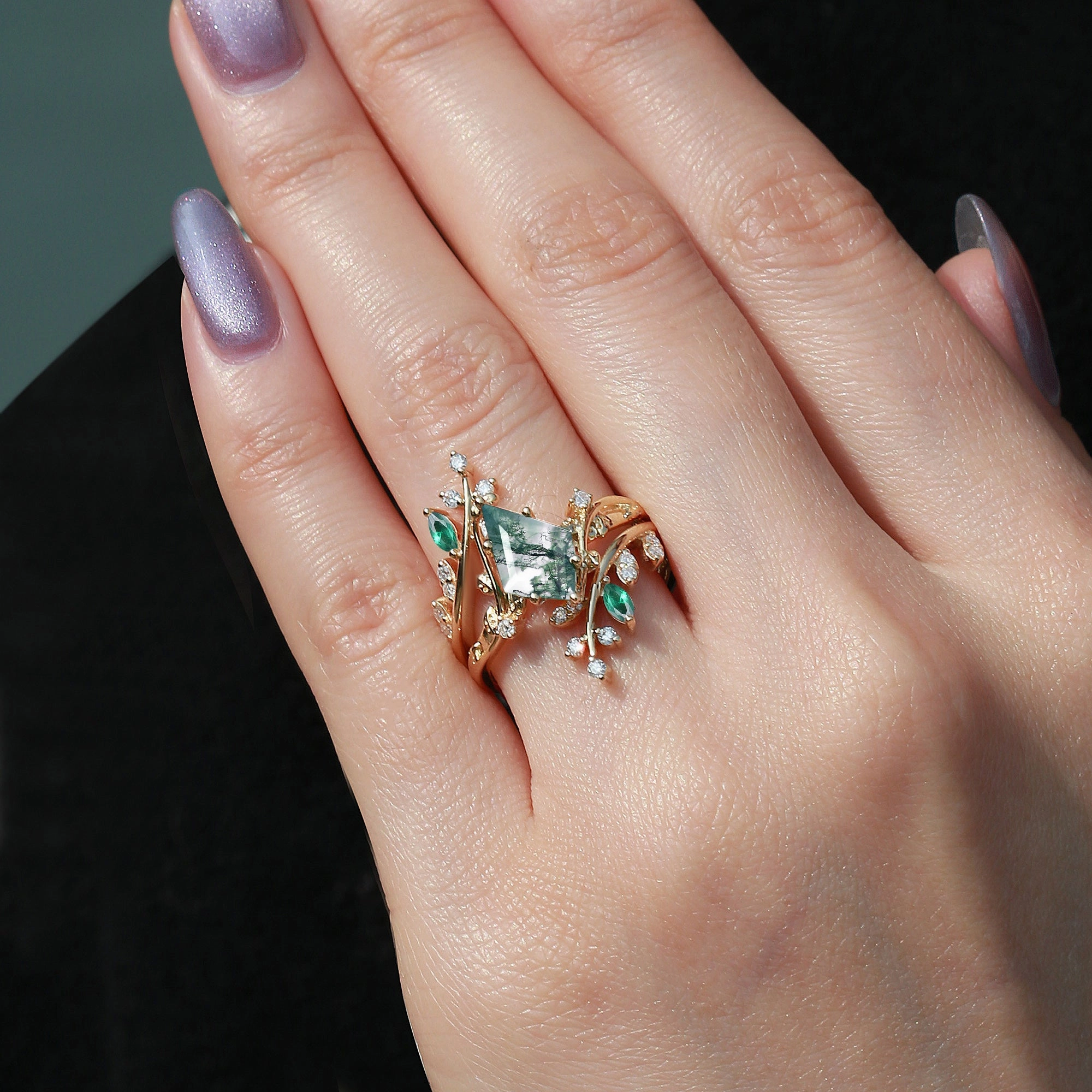 Glam Effect Refined Line Black Gold Kite Cut Moss Agate & Emerald Cage Leafy Engagement Ring Sets 2pcs