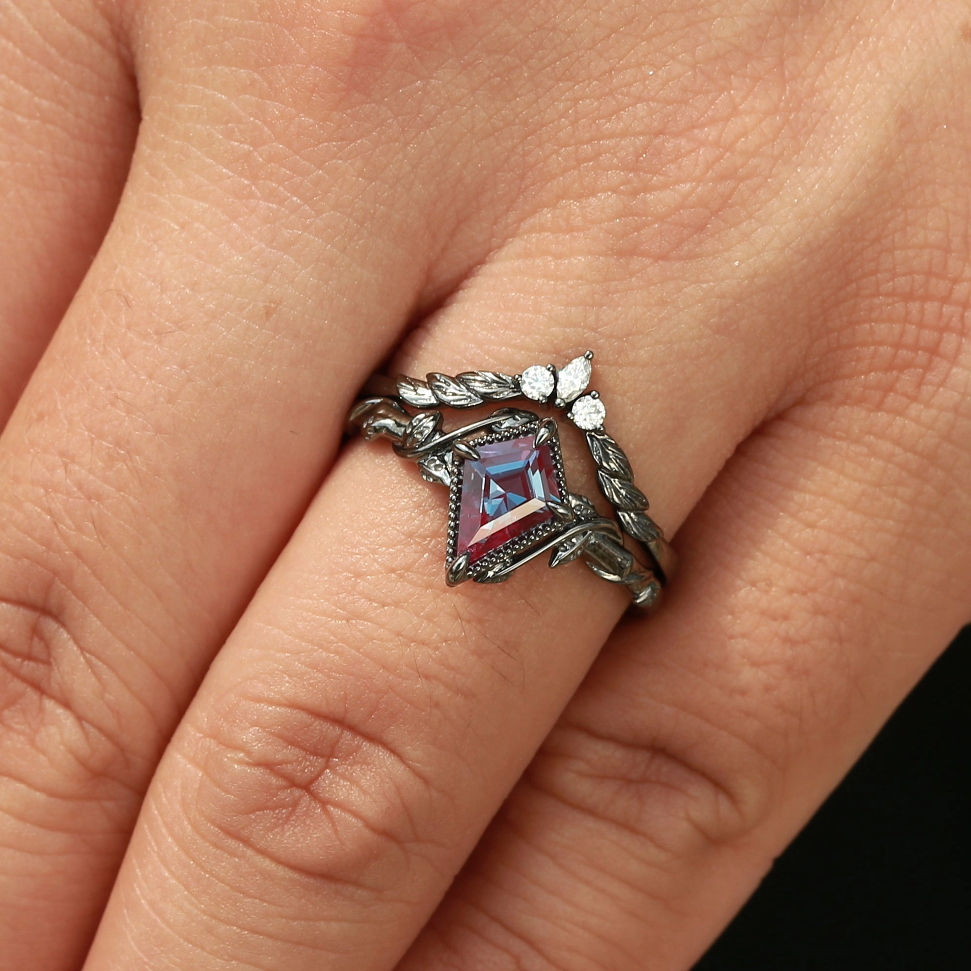 Creative Design Chic Element Black Gold Lab Alexandrite Leafy Inspired Engagement Ring Sets 2pcs