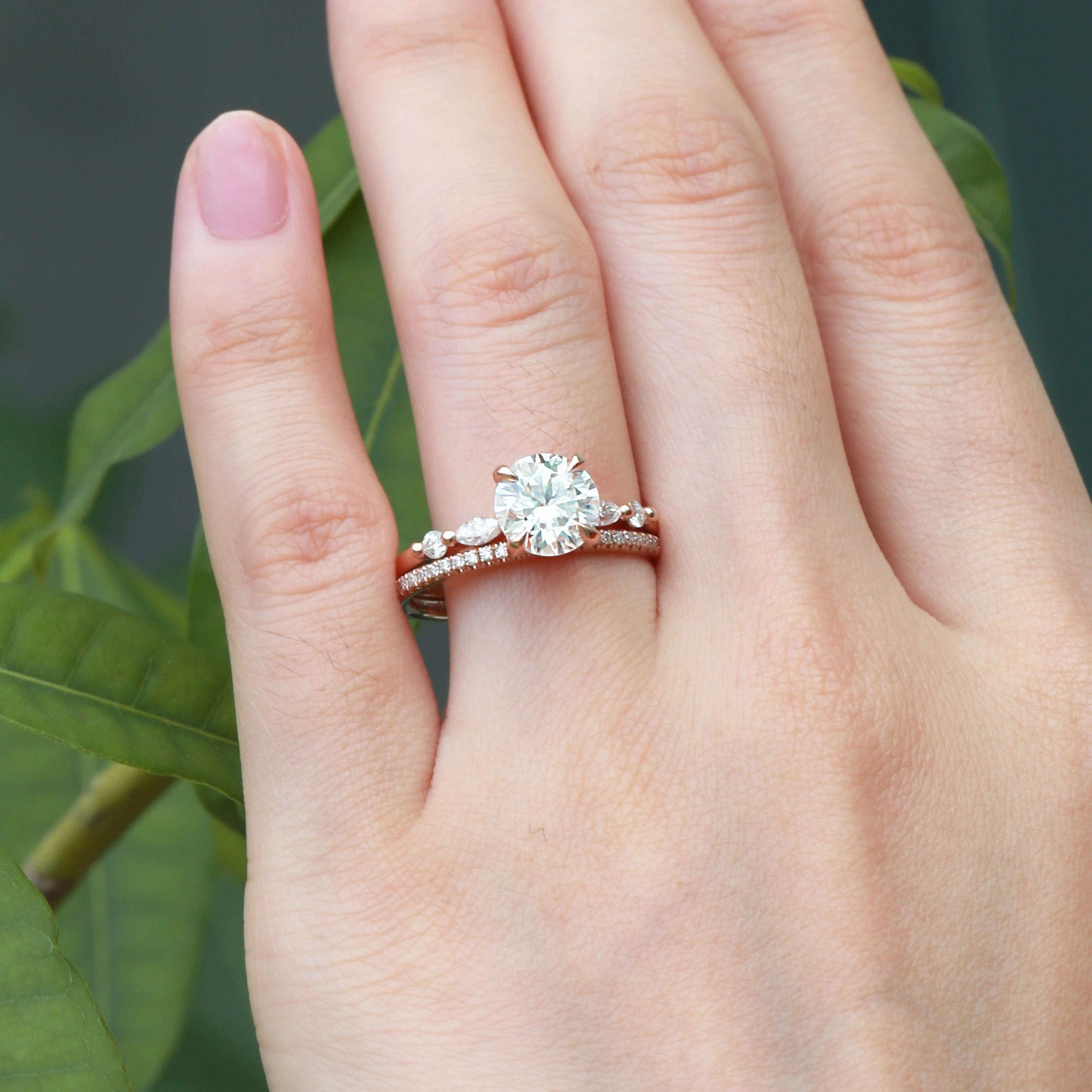 Minimal Detail Classic Four Prongs Moissanite Ring Set 2pcs - Carla