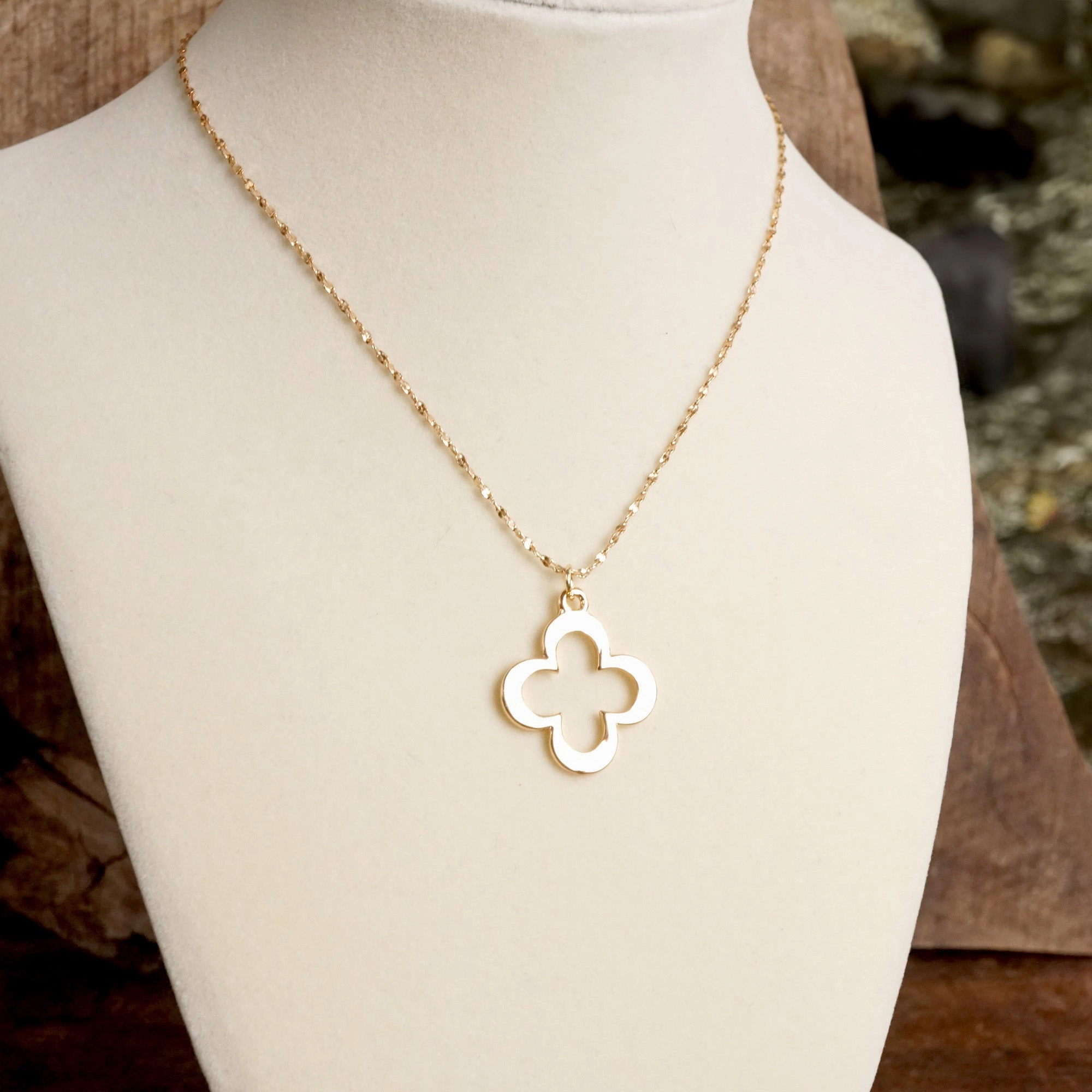 Clover Necklace - Short dainty chain in gold silver tone Chic Gift
