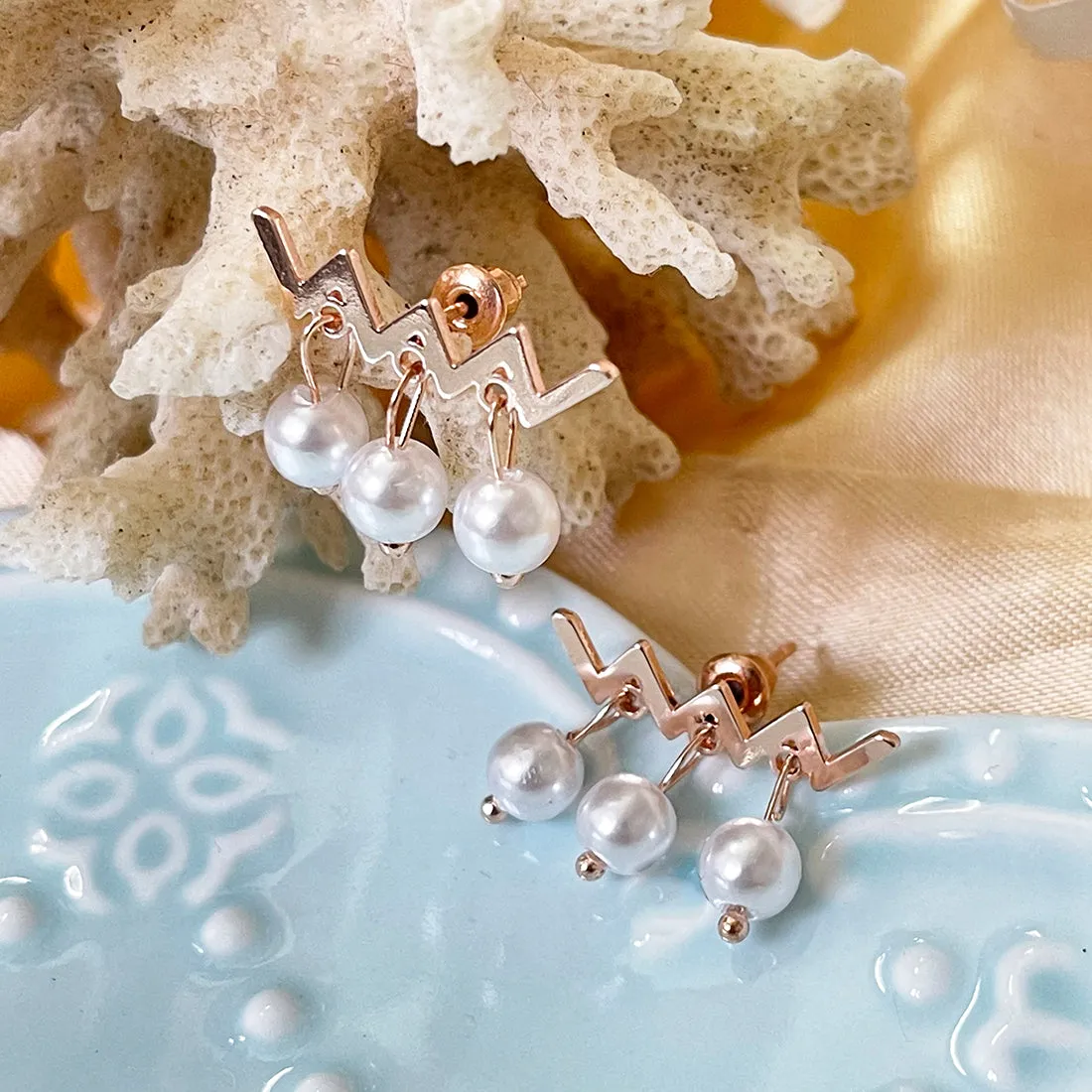 CONTEMPORARY CRISS-CROSS ROSE GOLD-TONED SHORT PEARL DROP EARRINGS