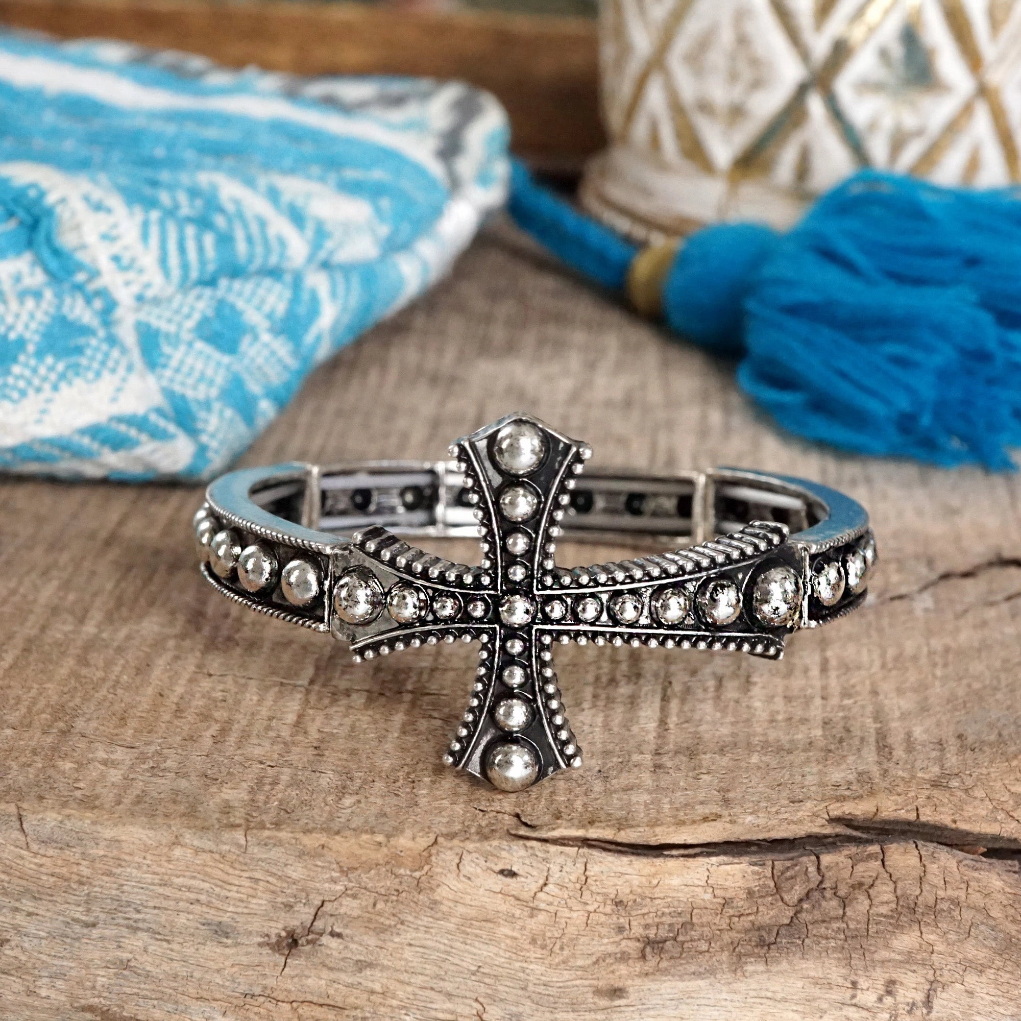 Unmissable Detail Value Picks Cross Stretchy Western Style Bangle Bracelet ?C Silver or Gold Tone