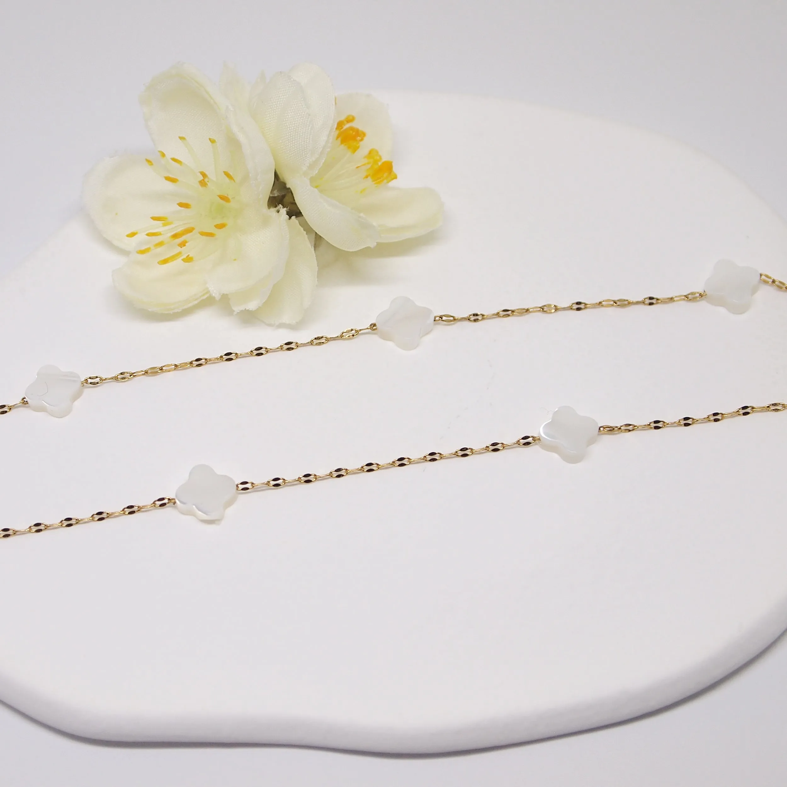 Dainty clover leaf  choker