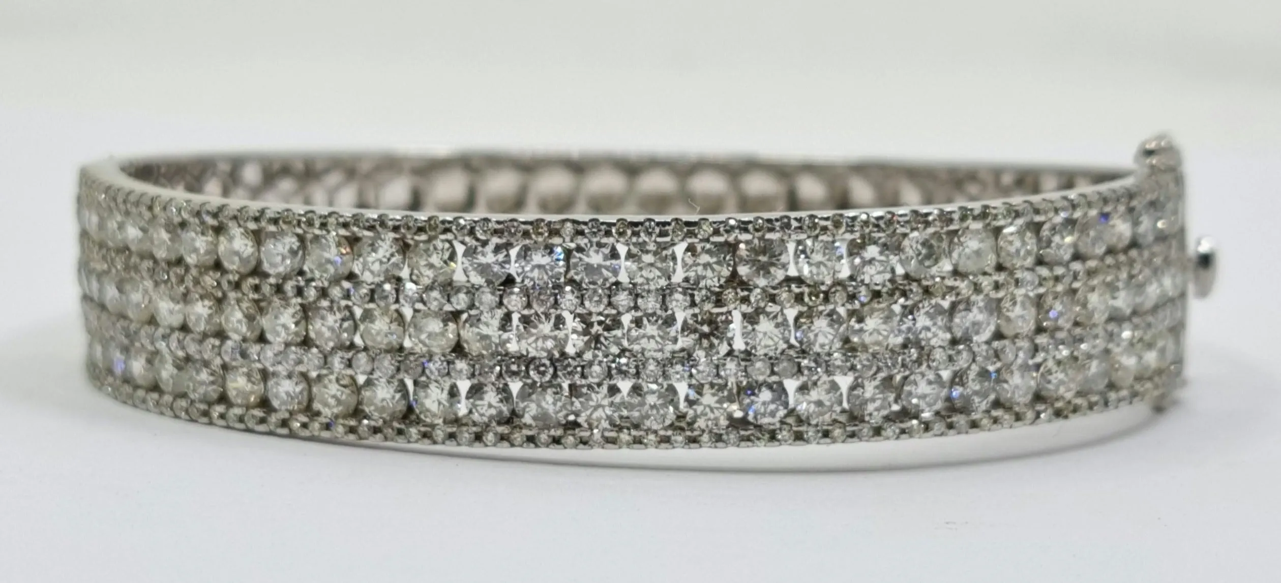 Diamond Bangle 10.00 ct tw - Ladies 14kt White Gold