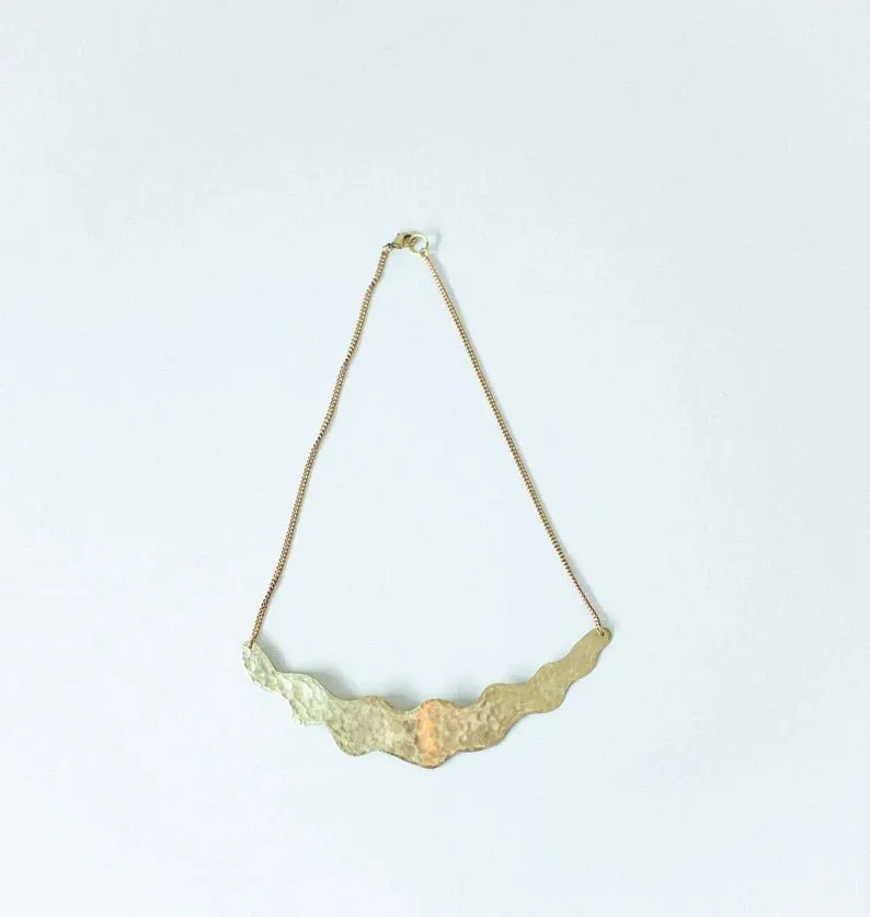 Enarmoured Wave Collar Necklace (Hammered Brass)