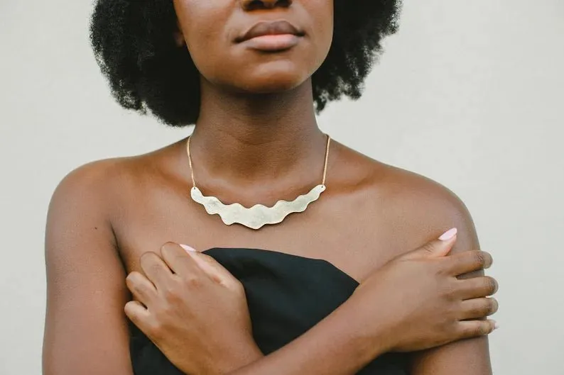 Enarmoured Wave Collar Necklace (Hammered Brass)