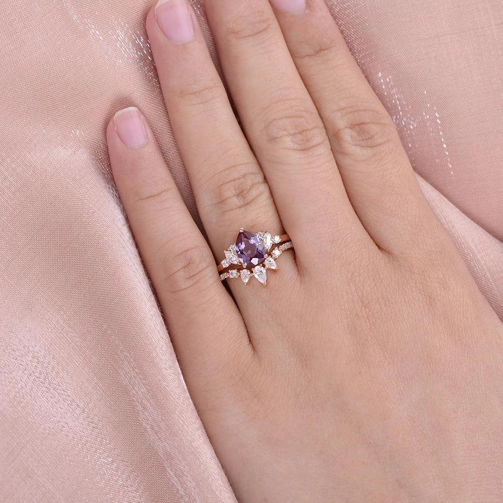Pear Cut Lab Alexandrite & Moissanite Ring Set 2pcs - Elara Radiant Pieces Light Fit