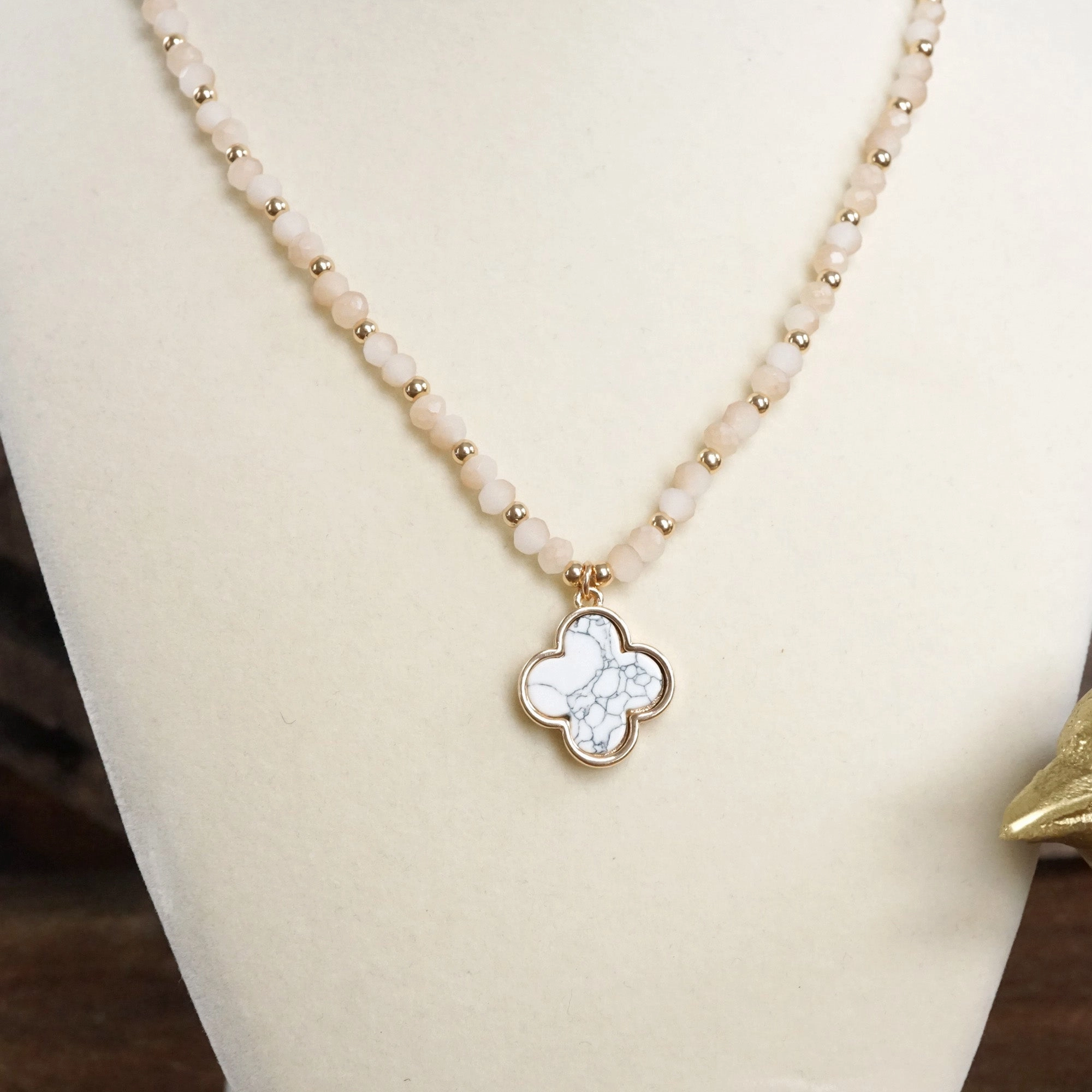 Short Beaded Clover Pendant Necklace with Semi-Precious Stone Beads Travel Accent Youth Mood