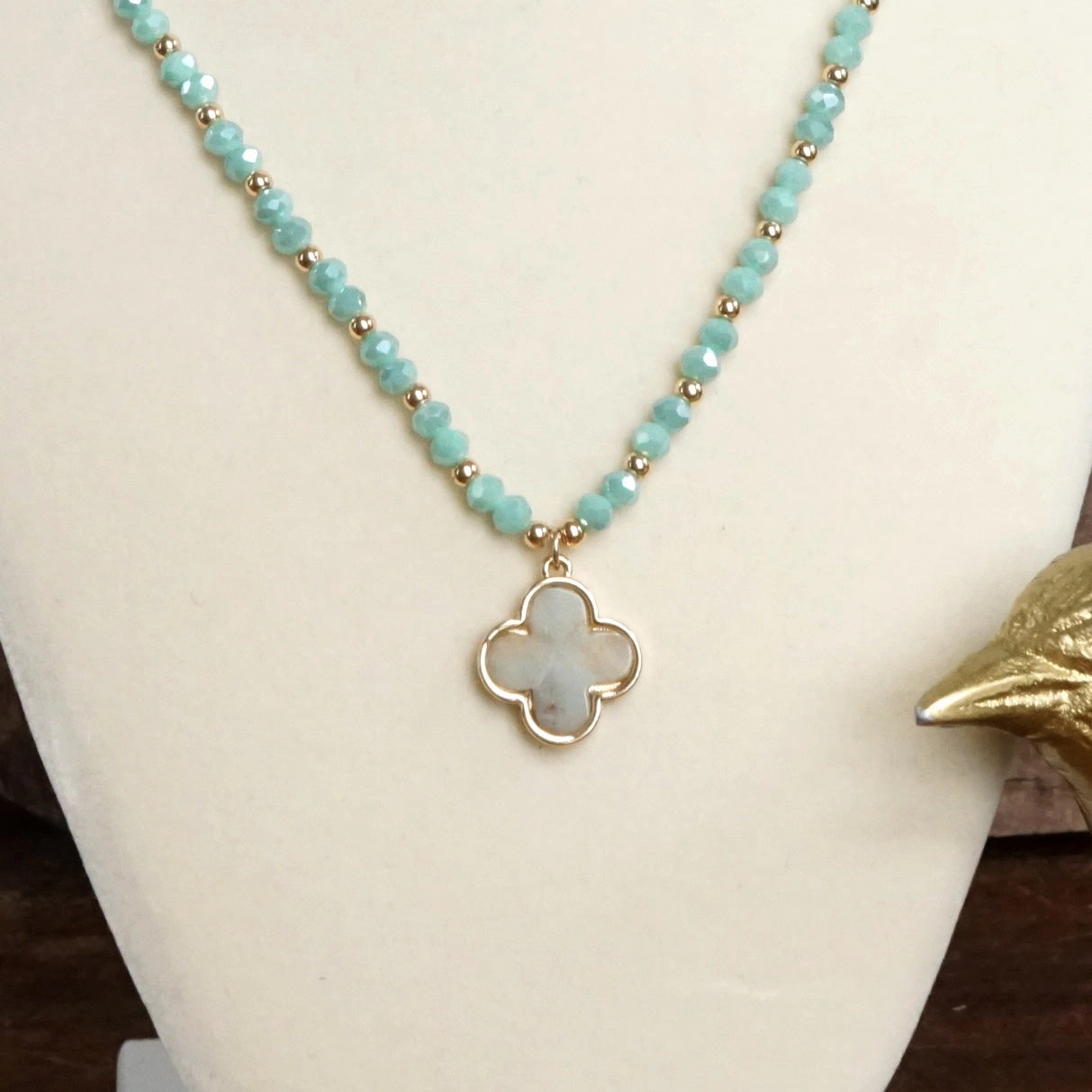 Attractive Adornment Outdoor Fun Short Beaded Clover Pendant Necklace with Semi-Precious Stone Beads