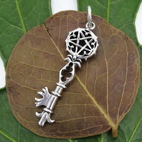 Single Strand Adornment Magnificent Piece Fancy Inverted Pentagram Key Pendant