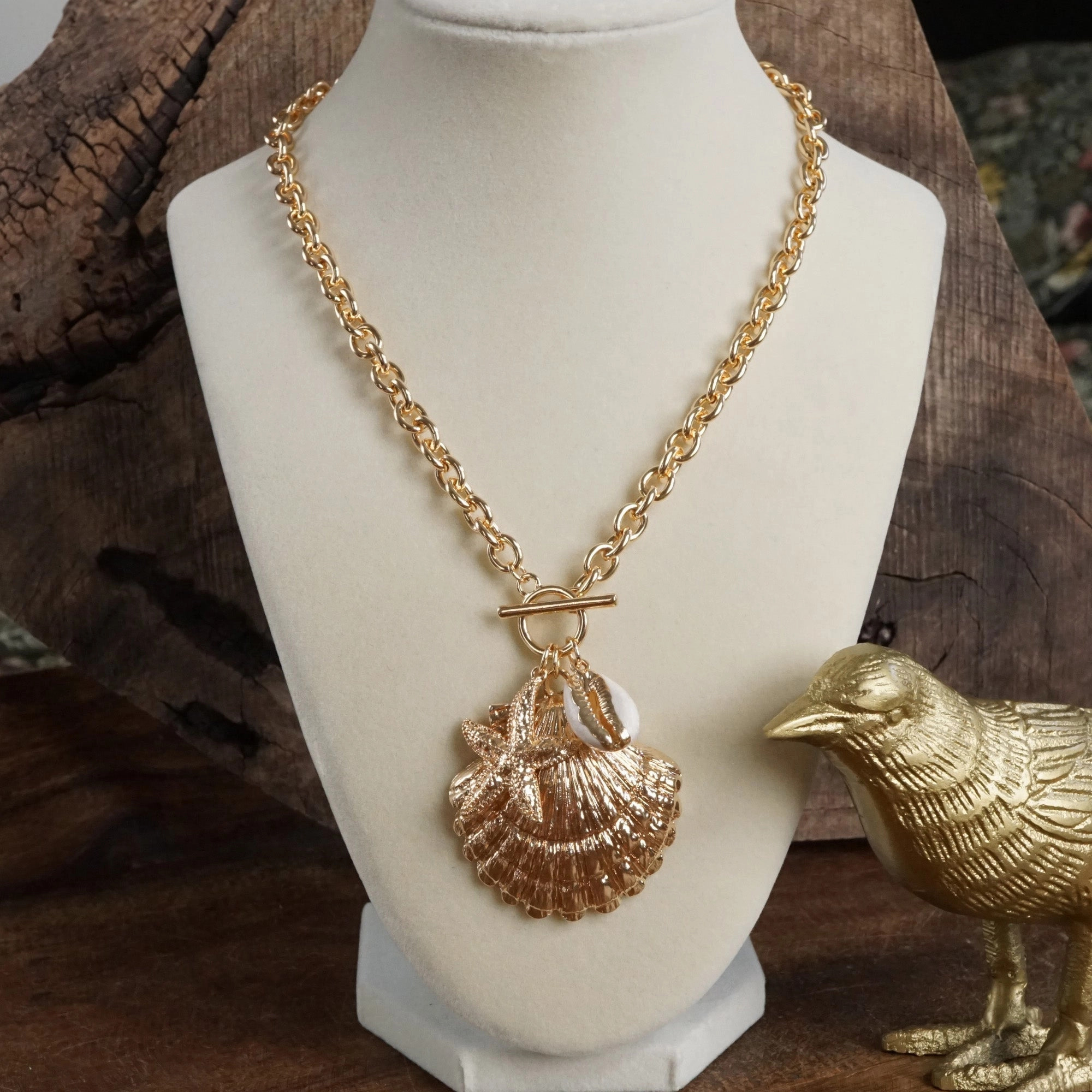 Front Toggle Multi-Charm Shell Statement Necklace ?C Gold Tone Modern Touch