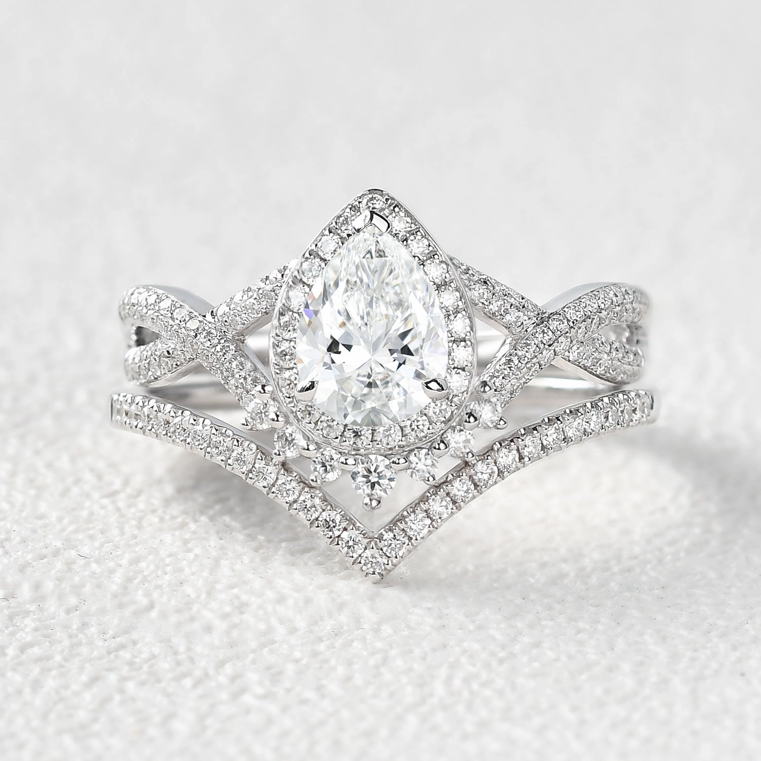 Glowing Feature Pear Shaped Moissanite Infinity Gold Ring Set 2pcs