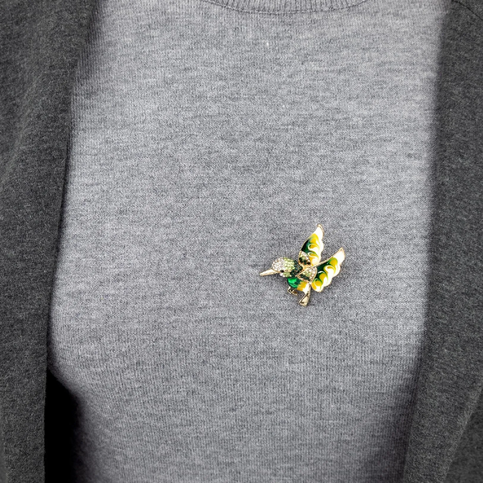 Green hummingbird - brooch with a bird