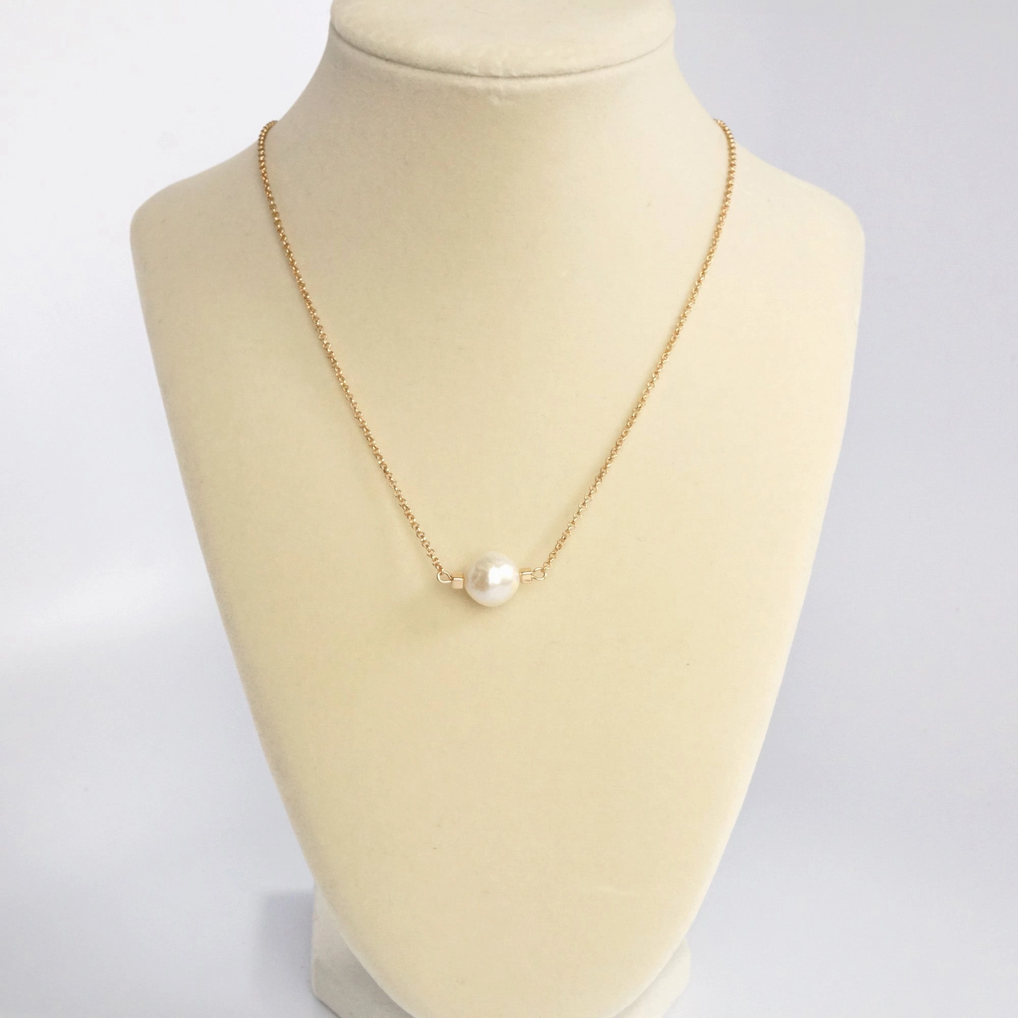 Short dainty necklace with a Pearl in gold tone Splendid Gift Urban Minimal