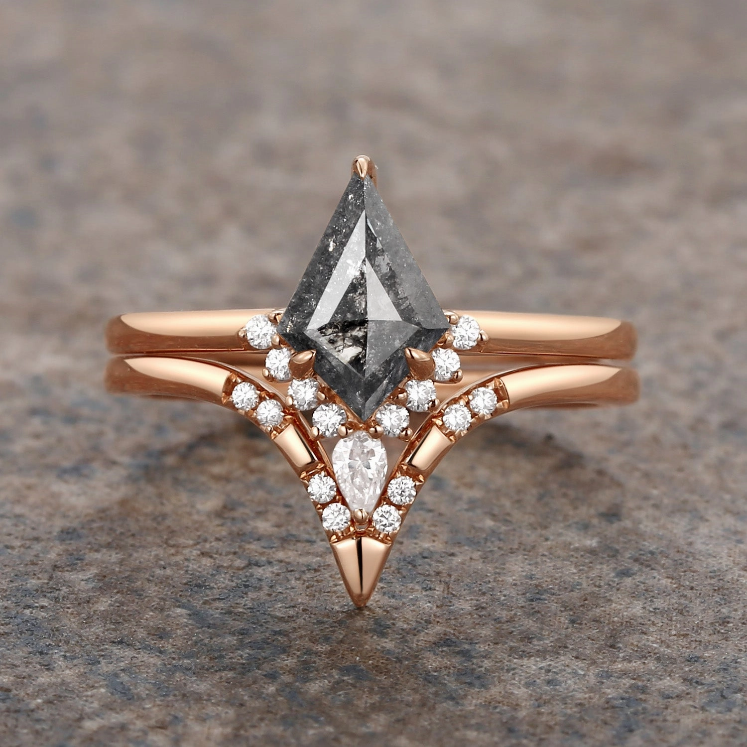 Shining Design Dynamic Feature Kite Salt and Pepper Diamonds Vintage Engagement Ring Set 2pcs