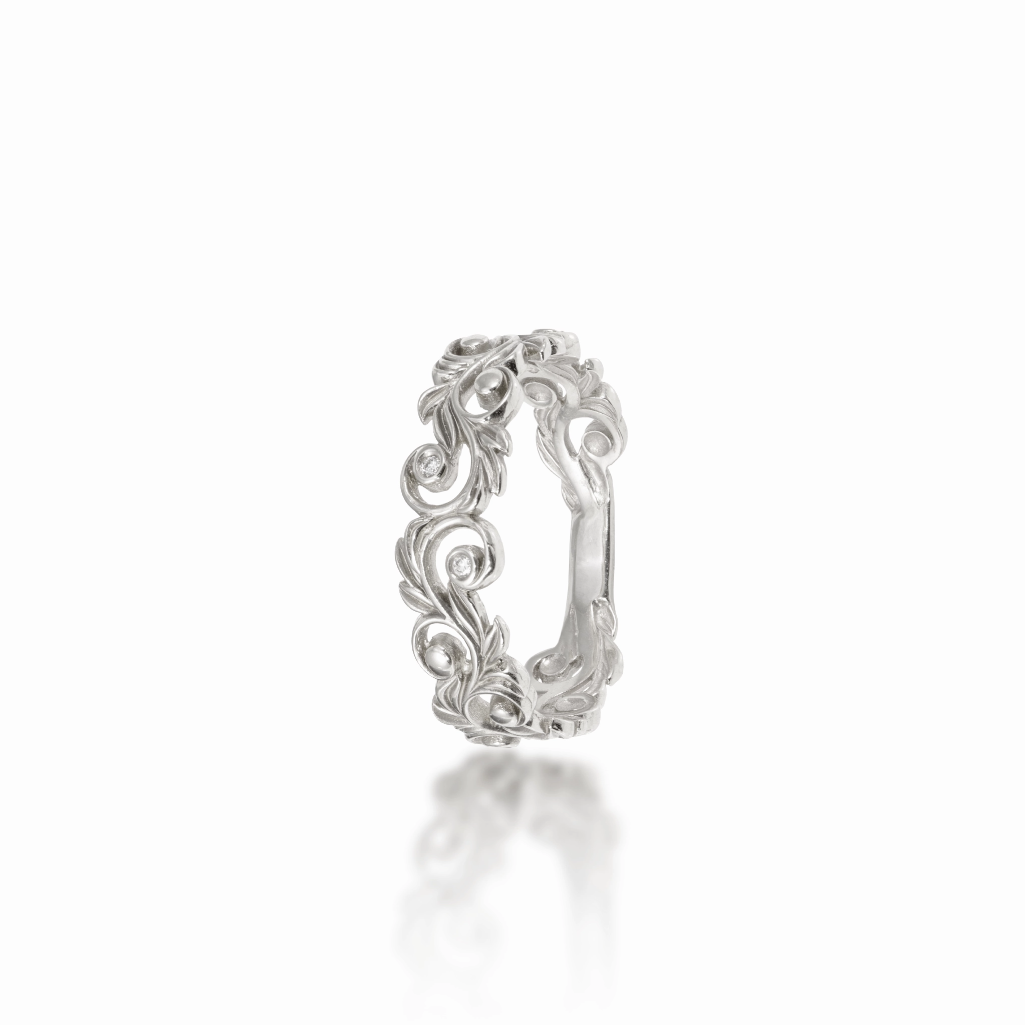 Living Heirloom Ring in White Gold with Diamonds - 6mm Fashionable Piece Brunch Look