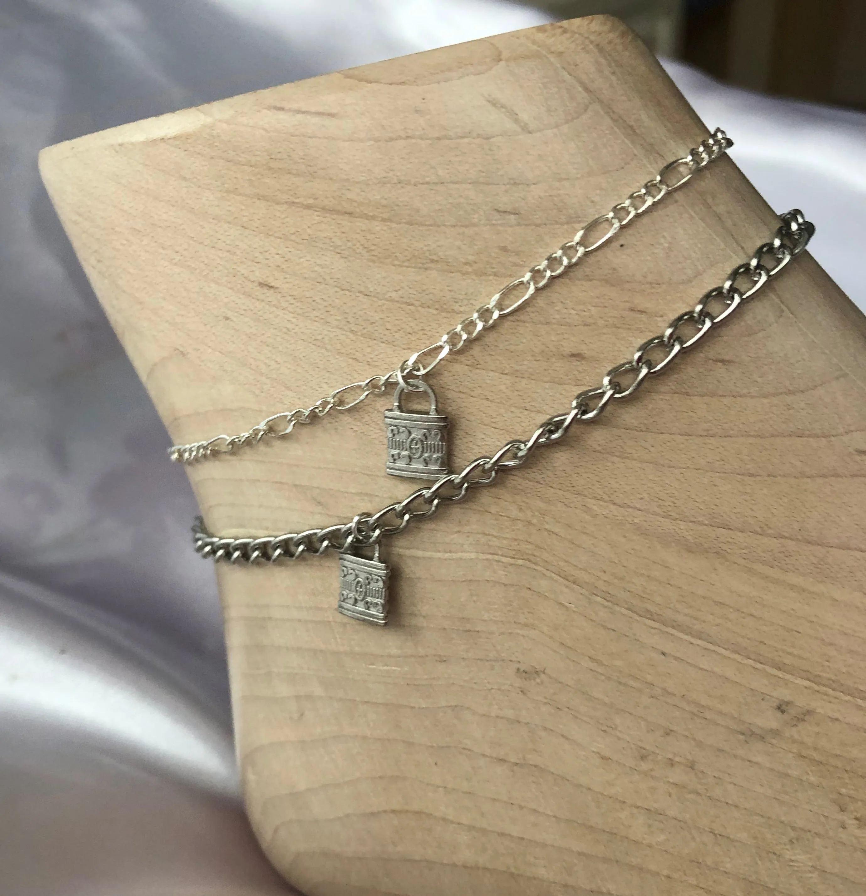 Lock pendant anklet