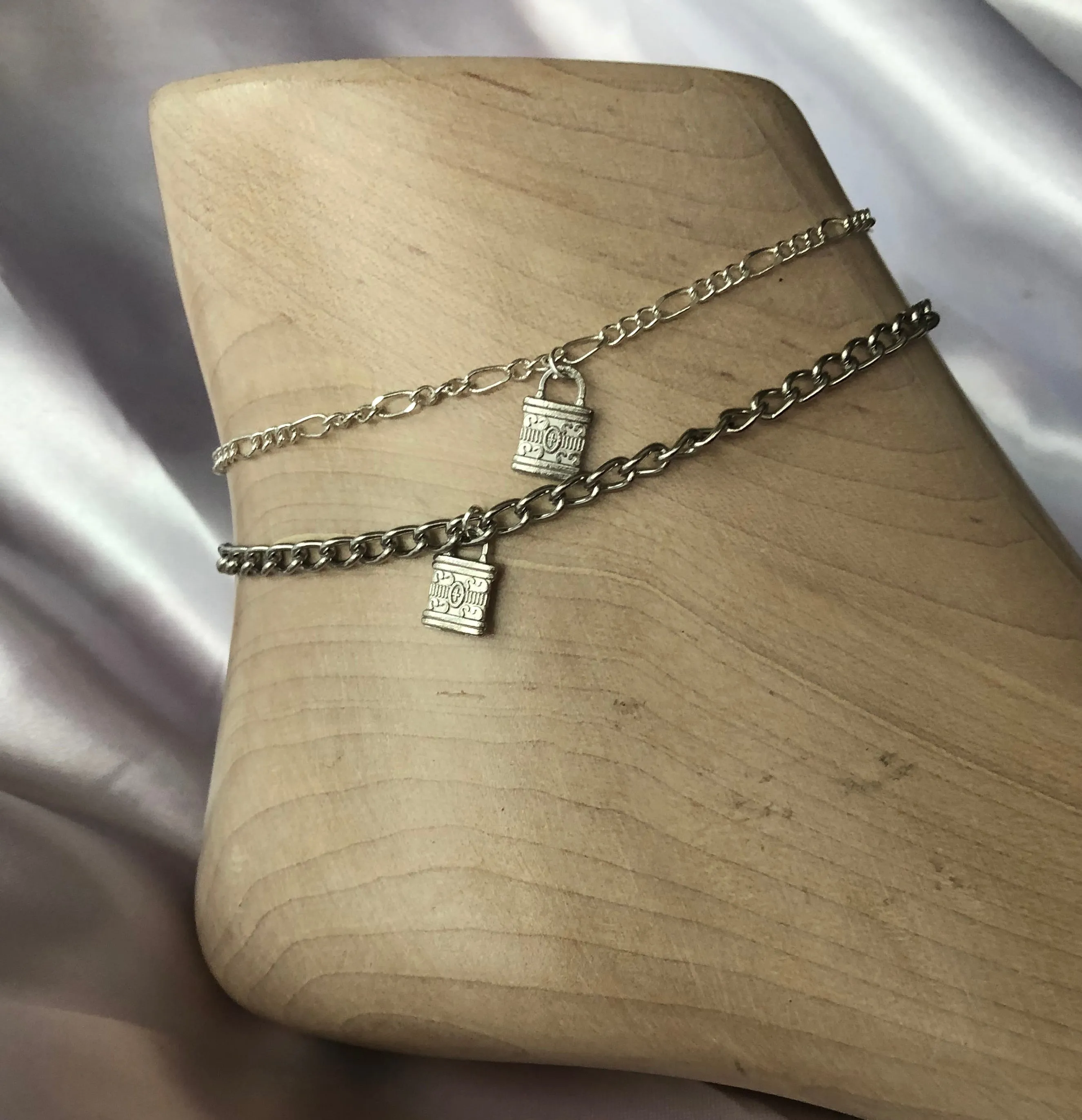 Lock pendant anklet