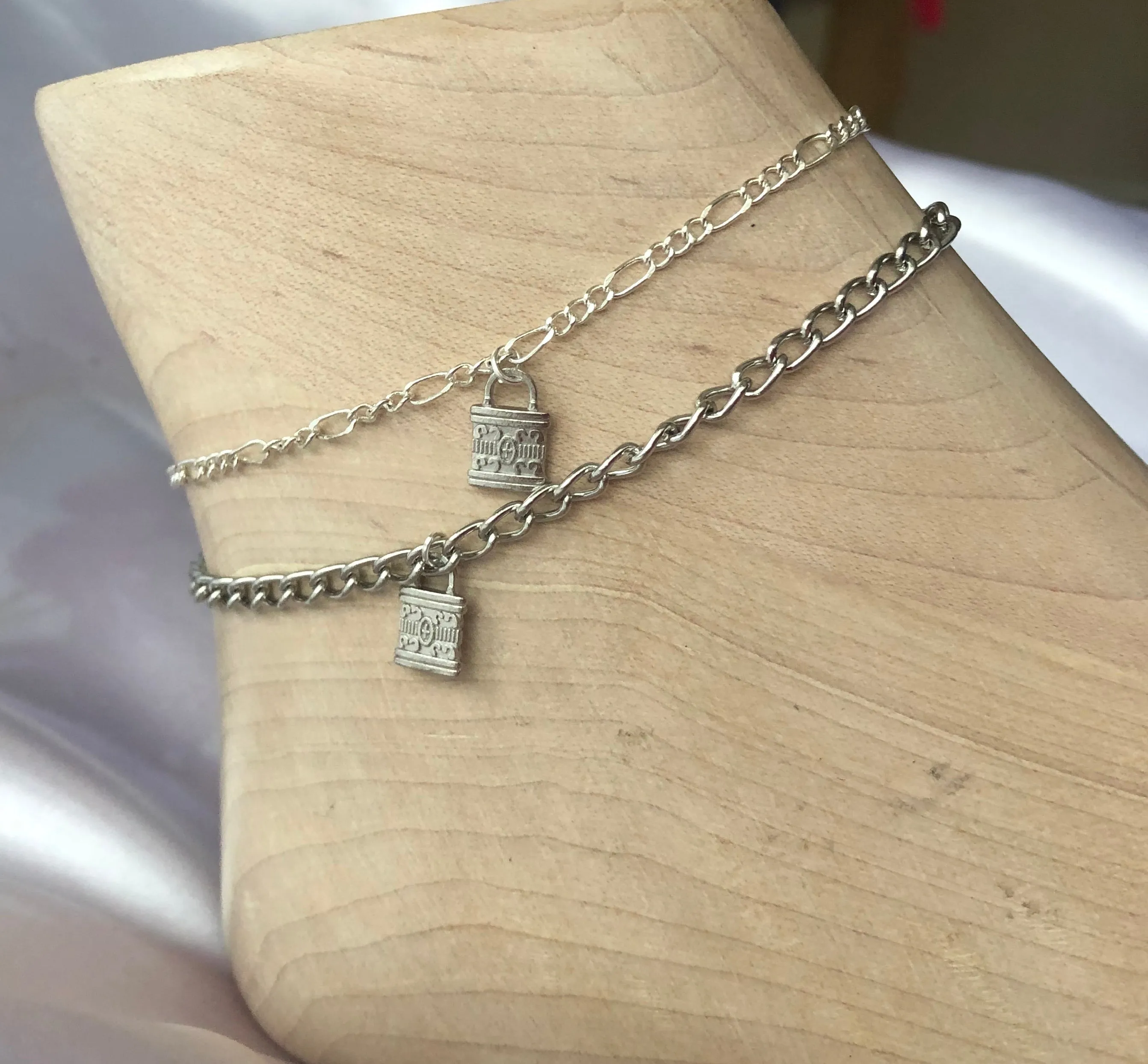 Lock pendant anklet