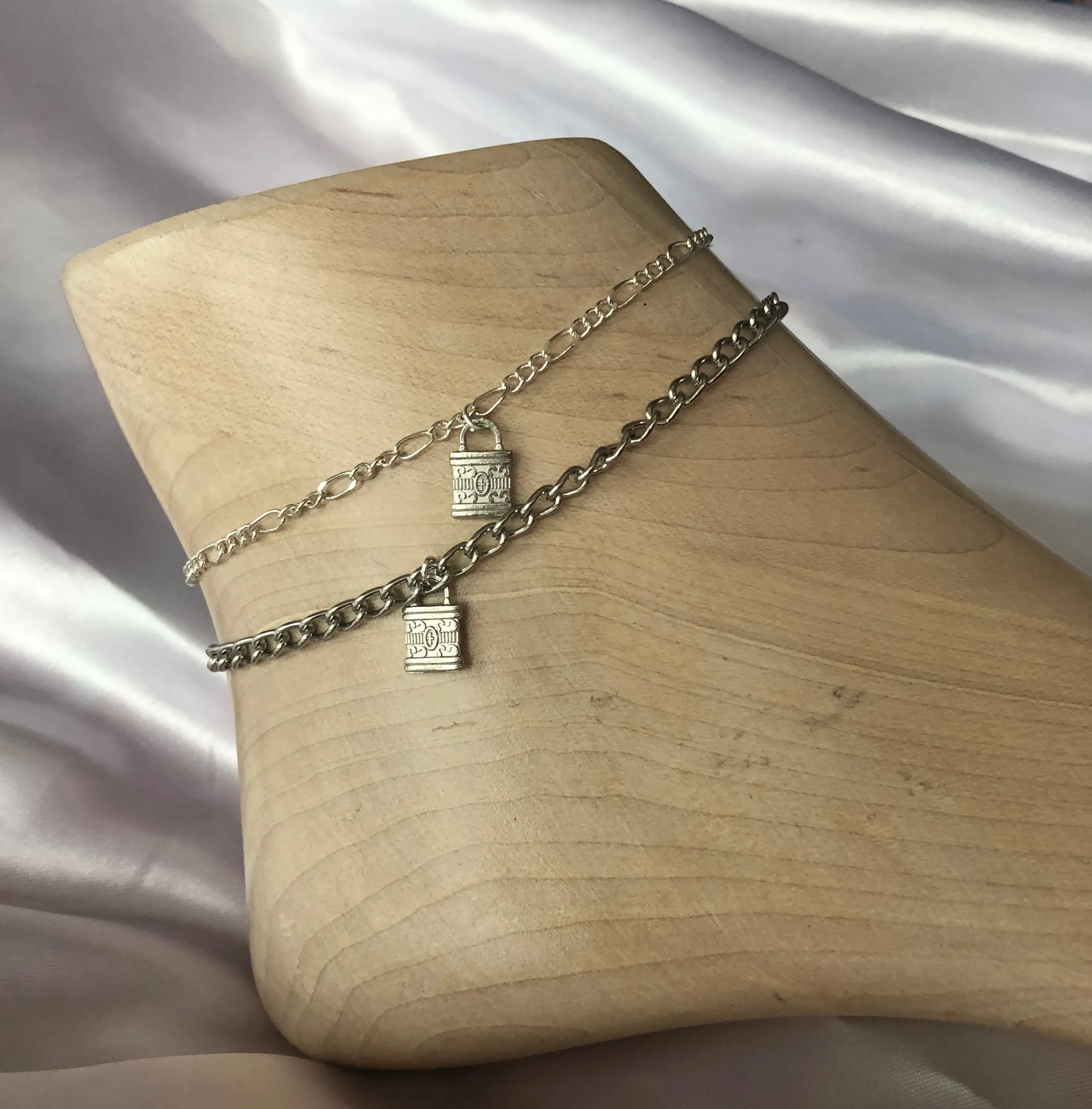 Lock pendant anklet