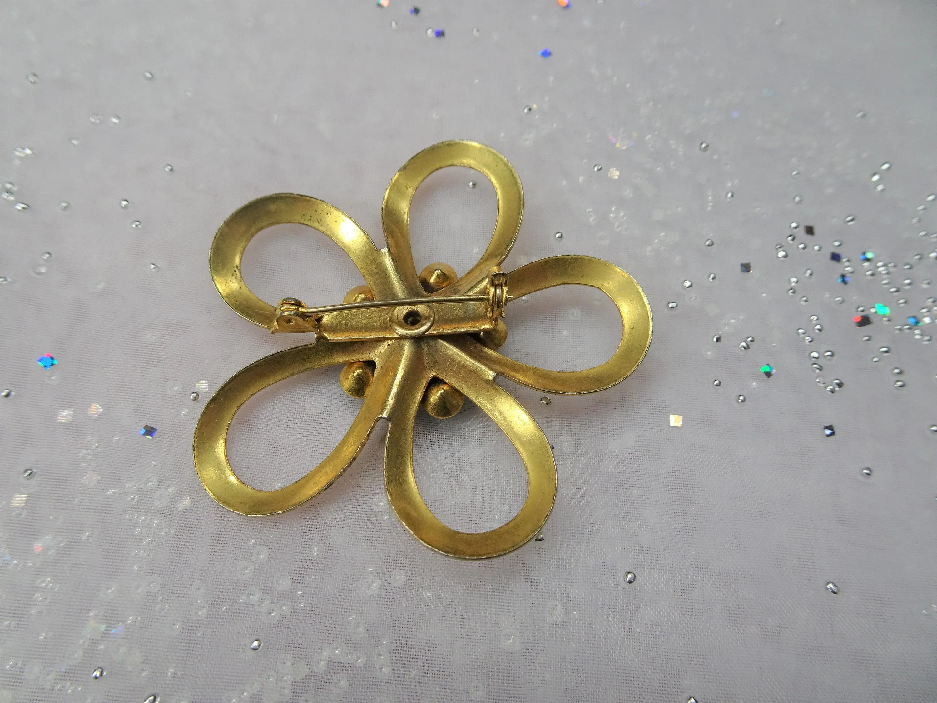 LOVELY Large Floral Brooch,Mid Century Pin,Gold Tone Metal Pearl Center Blue Rhinestones, 5 Petal Flower Brooch,Collectible Vintage Jewelry