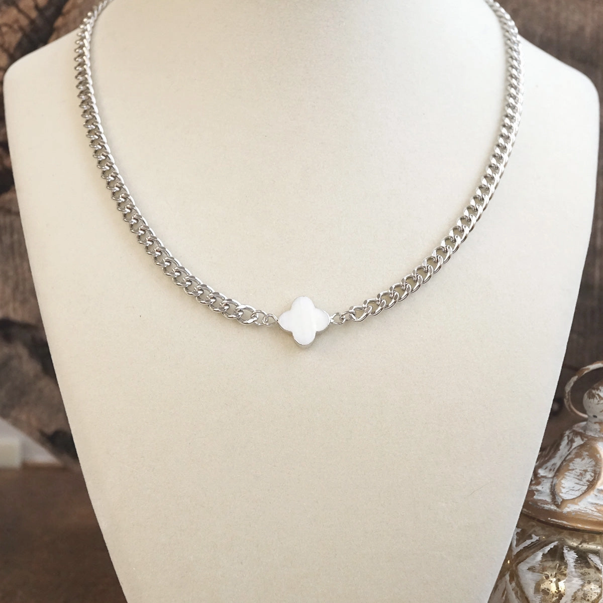 Often Adornment Lustrous Luck ?C Dainty Clover Pendant Necklace in Silver Tone