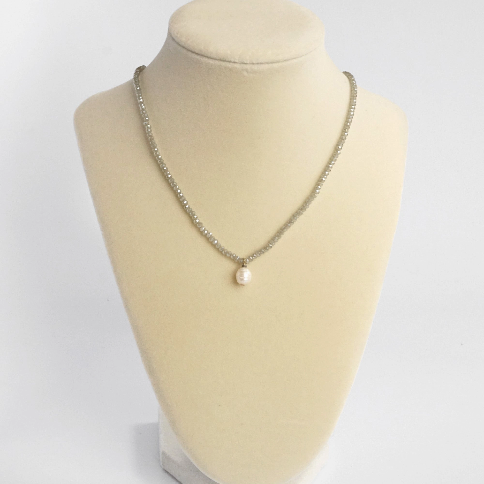 Short Necklace Glass Beads Freshwater Pearl pendant Light Grey Chic Event Genuine Smile