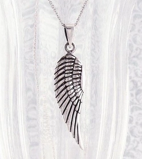 Elegant Angel Wing Pendant Soft Detail Creative Style