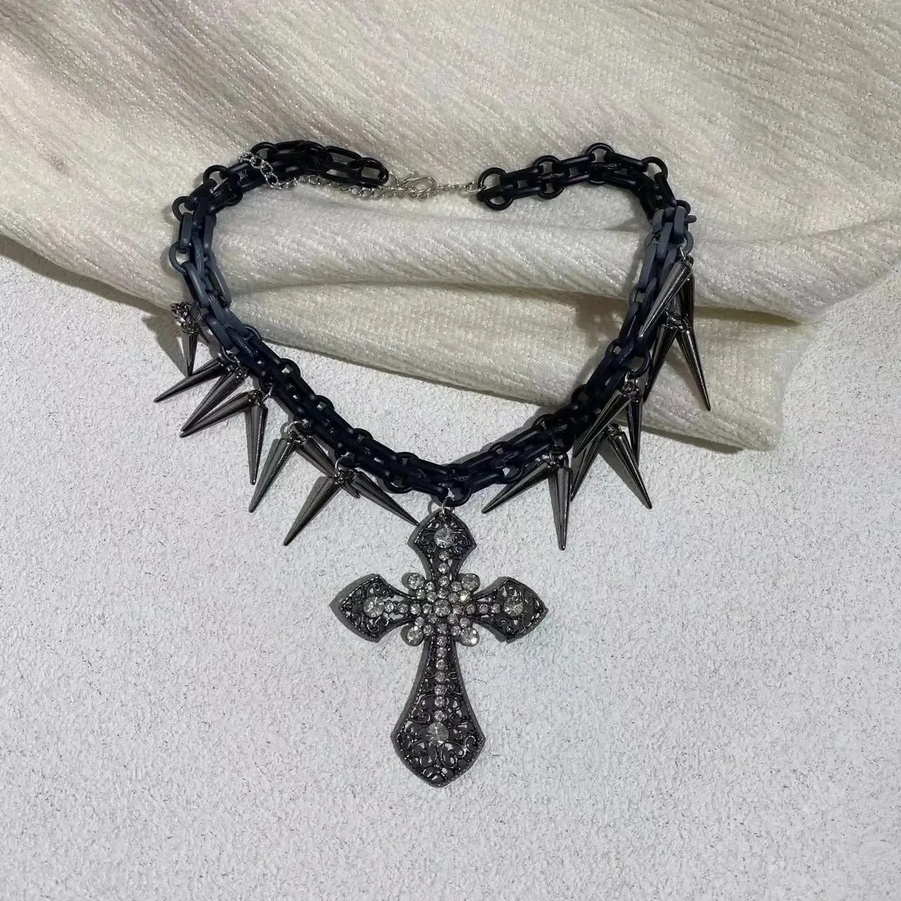 MAYTRENDS  -  Necklace Female Temperament Niche Alloy Rivet Heart Crossed Collarbone Chain Student Adjustable Chain Jewelry