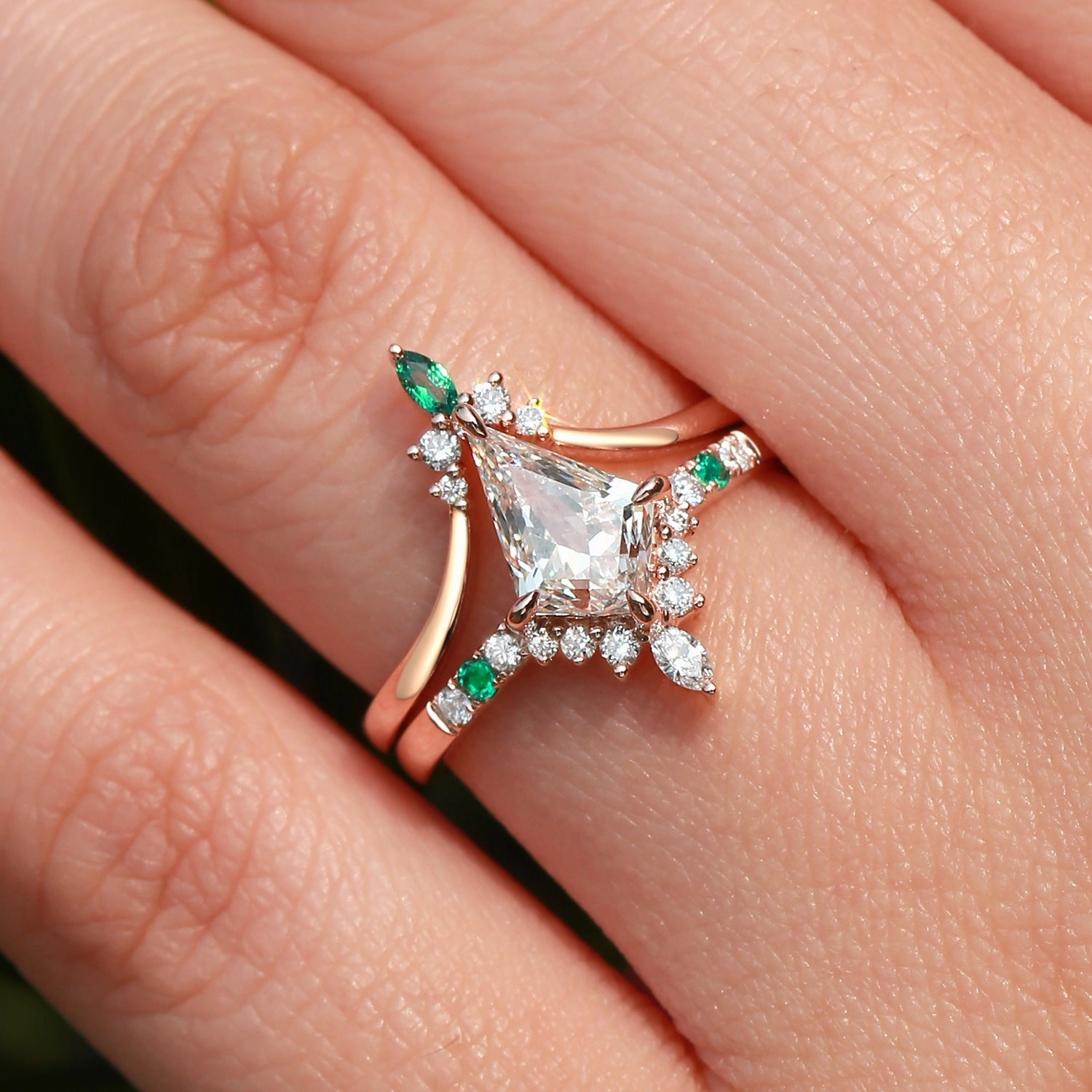 1.0ct Kite Cut Lab Grown Diamond & Emerald Engagement Ring Set 2pcs - Starla Flirty Look