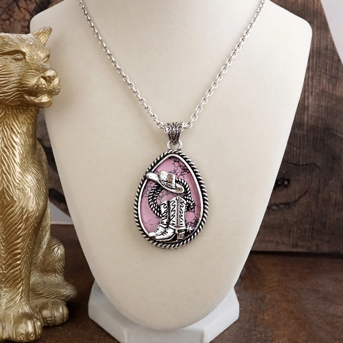 Prairie Tales ?C Silver Tone Western Pendant Necklace Stunning Style