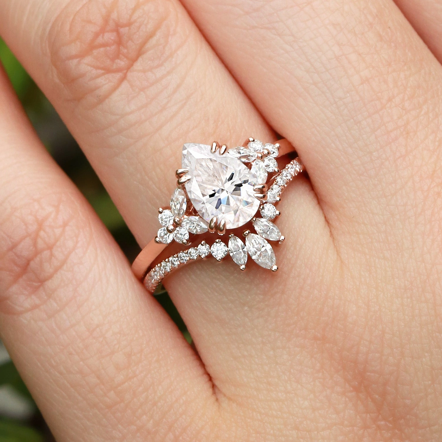 Eye-Catching Craft Cluster Pear Shaped Moissanite Chevron Gold Ring Set 2pcs - Della