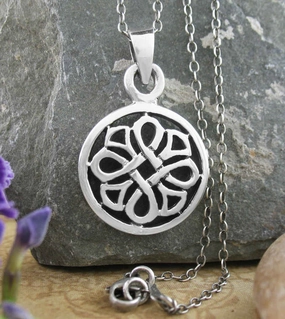 Round Celtic Quaternary Knot Pendant Durable Ornament Luxury Accent