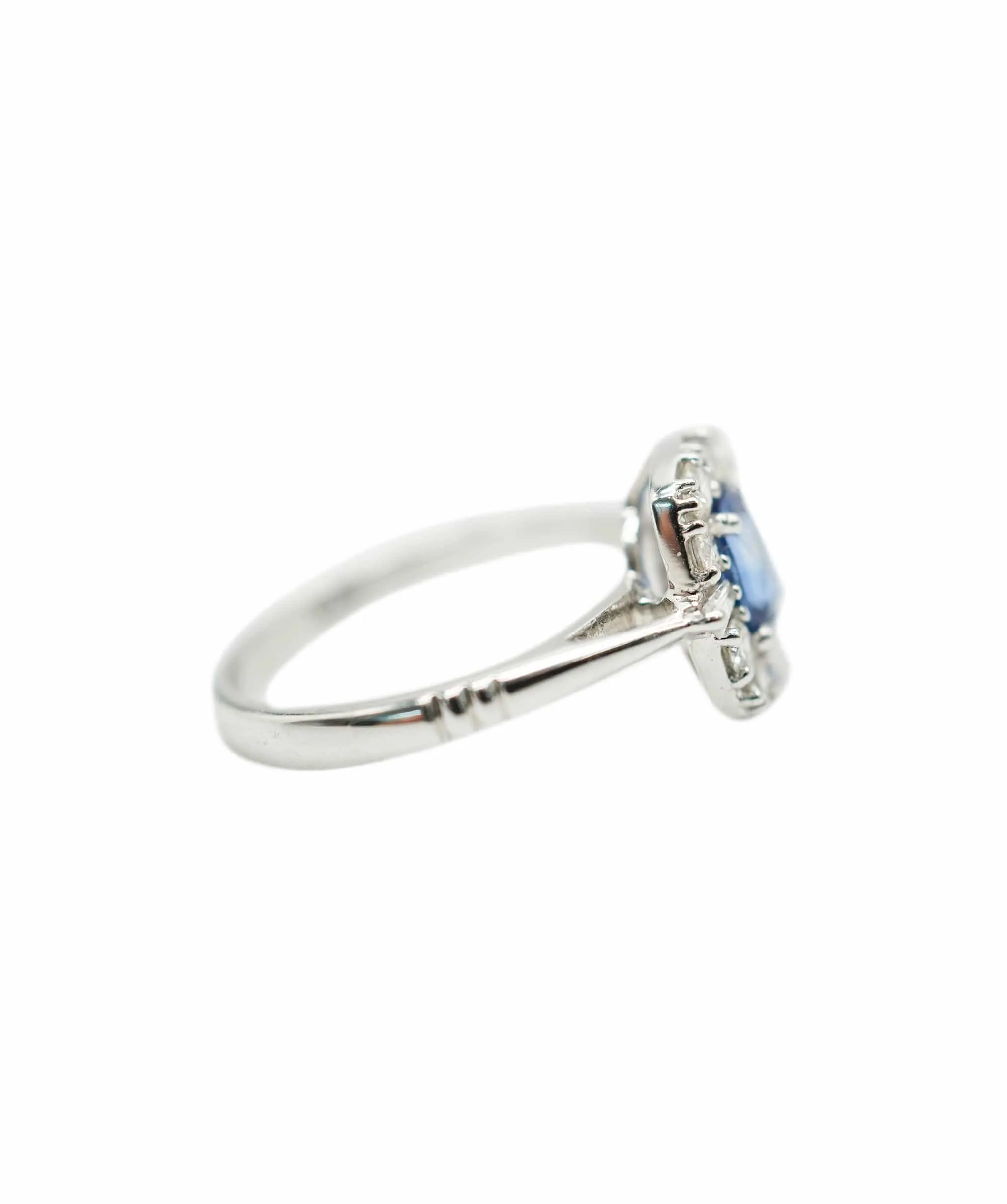 Sapphire (0.95ct) and diamond (apx 0.45ct total) cluster ring 18K WG AHC1191