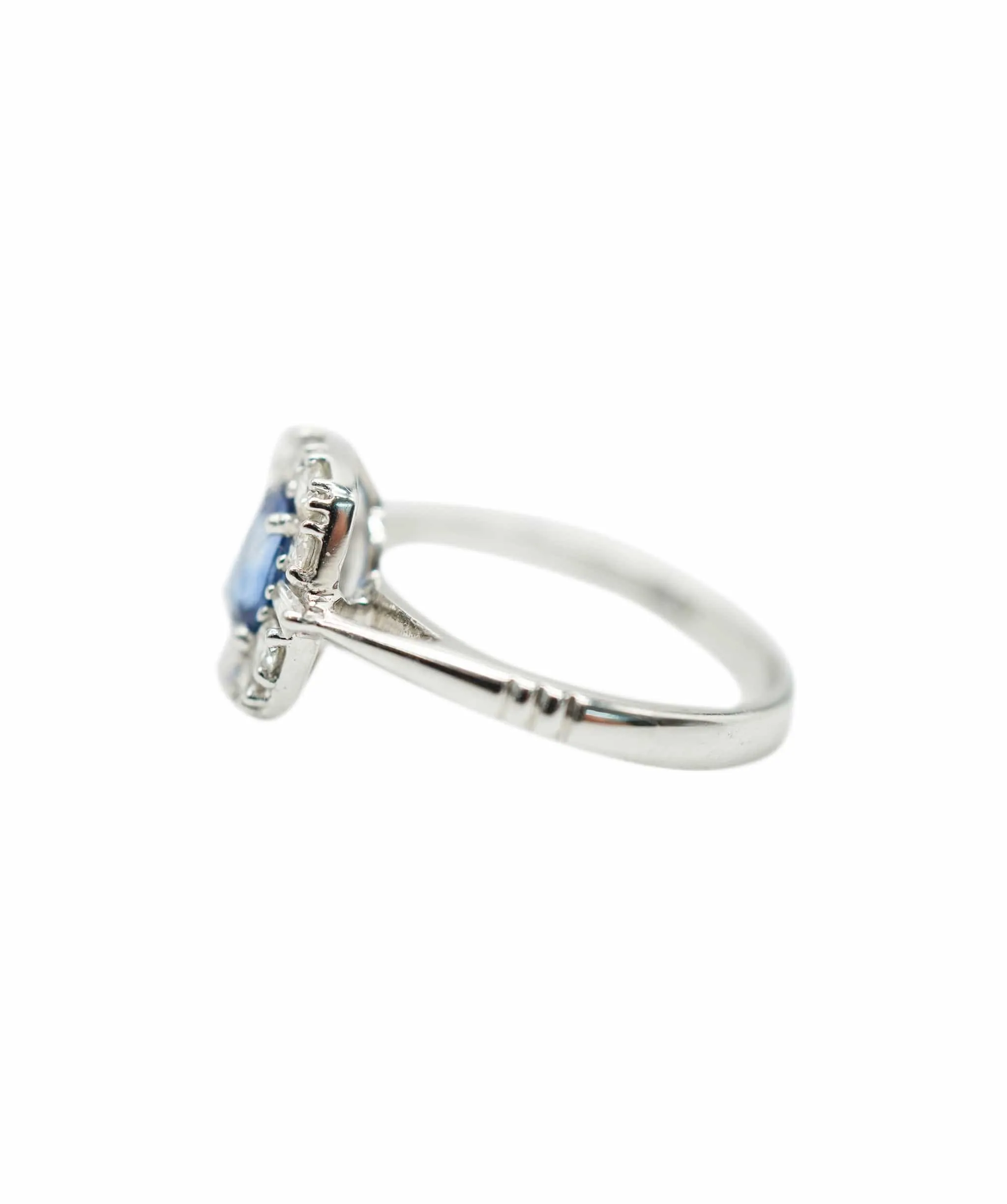 Sapphire (0.95ct) and diamond (apx 0.45ct total) cluster ring 18K WG AHC1191