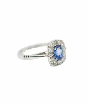 Sapphire (0.95ct) and diamond (apx 0.45ct total) cluster ring 18K WG AHC1191