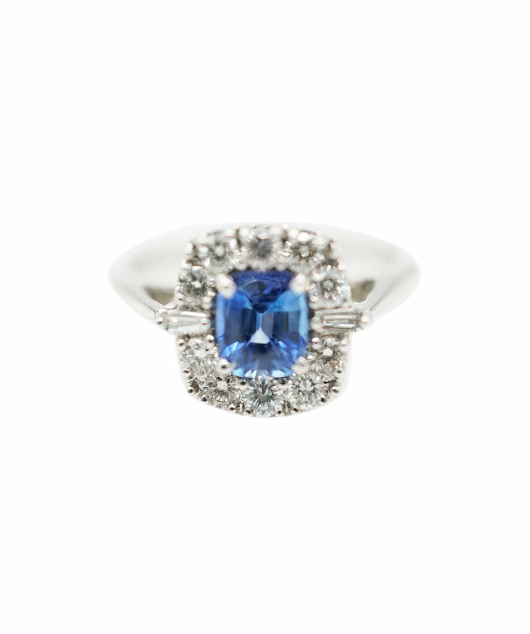 Sapphire (0.95ct) and diamond (apx 0.45ct total) cluster ring 18K WG AHC1191