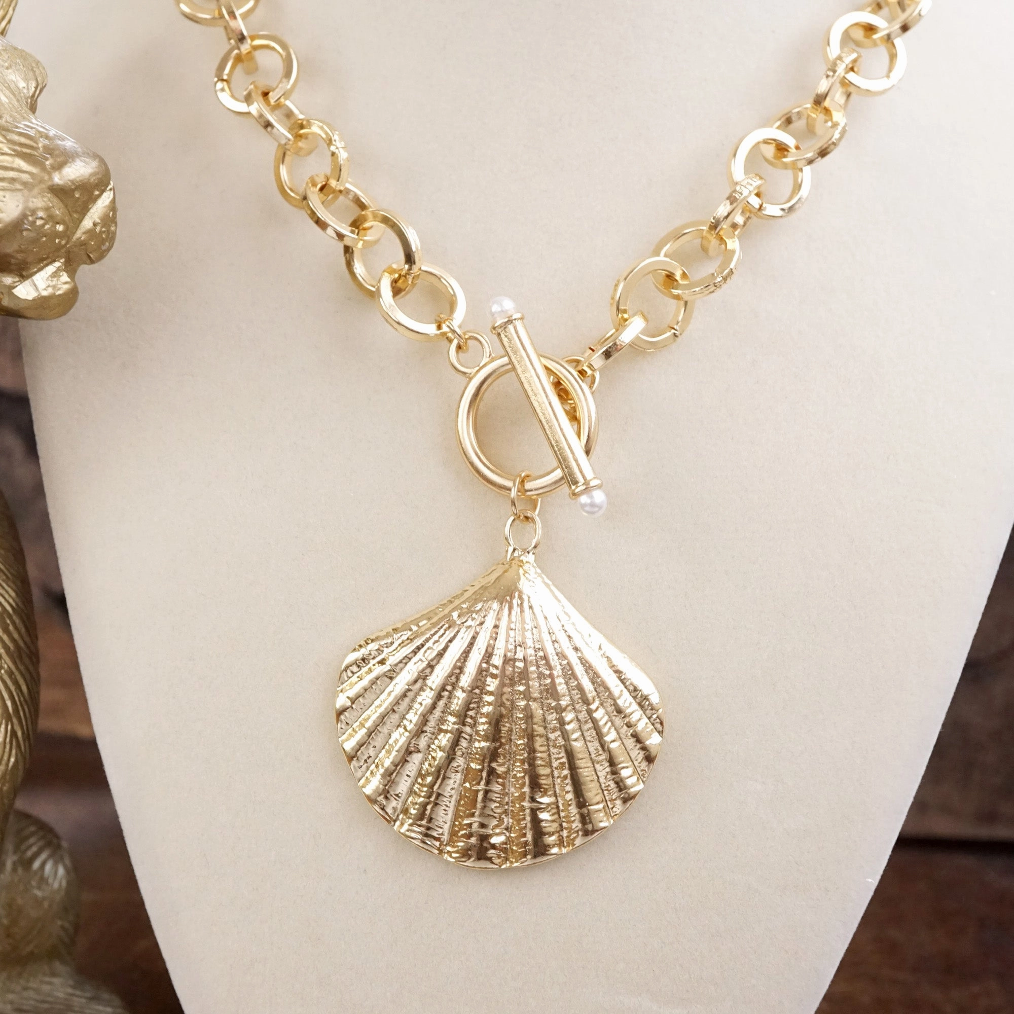 Seaside Grace ?C Front Toggle Statement Necklace with Seashell Pendant Lightweight Ornament