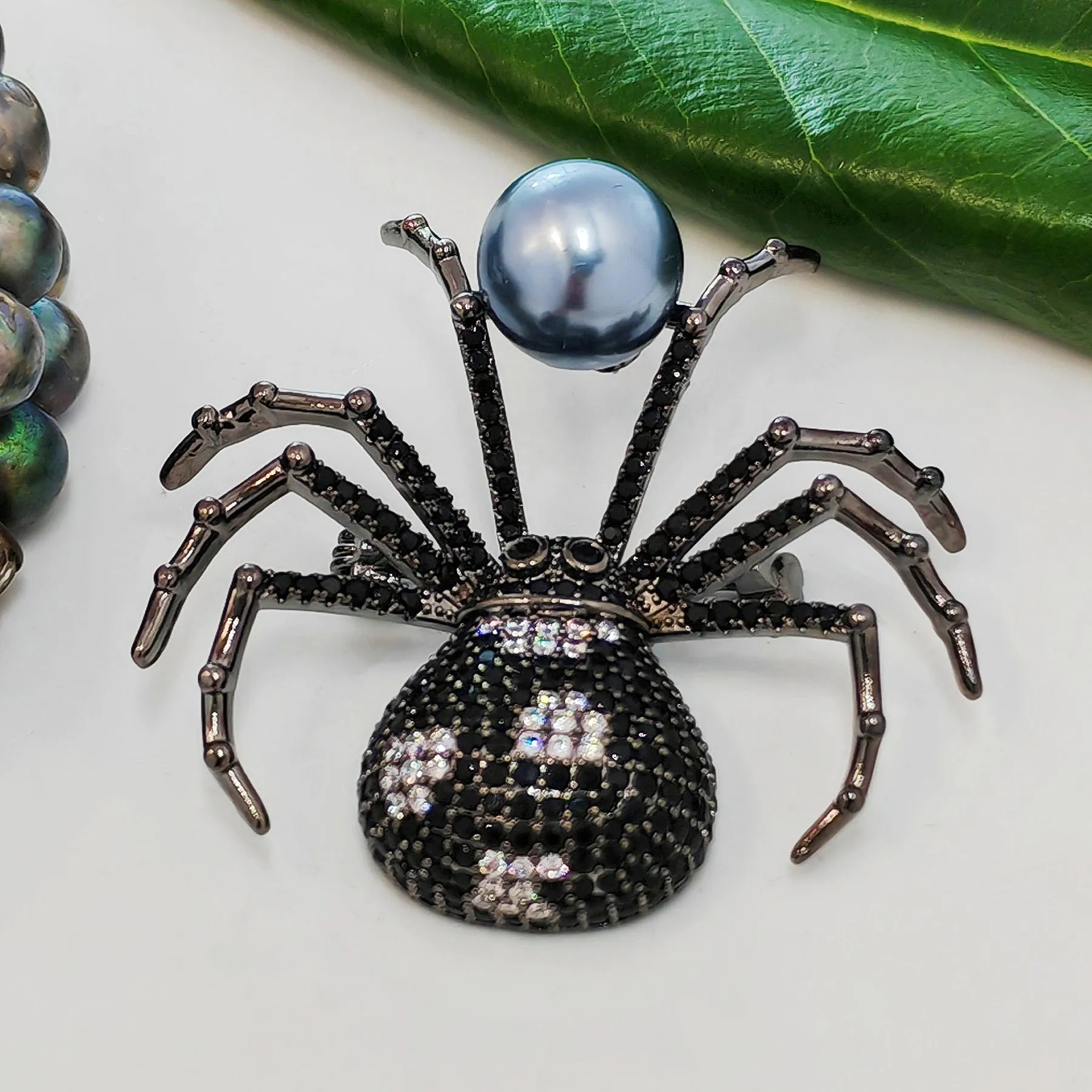 Spider Brooch with Black and White Body and Simulated Zircon in Paving Setting with Faux Pearl – Lifelike Insect Animal Brooch for Women