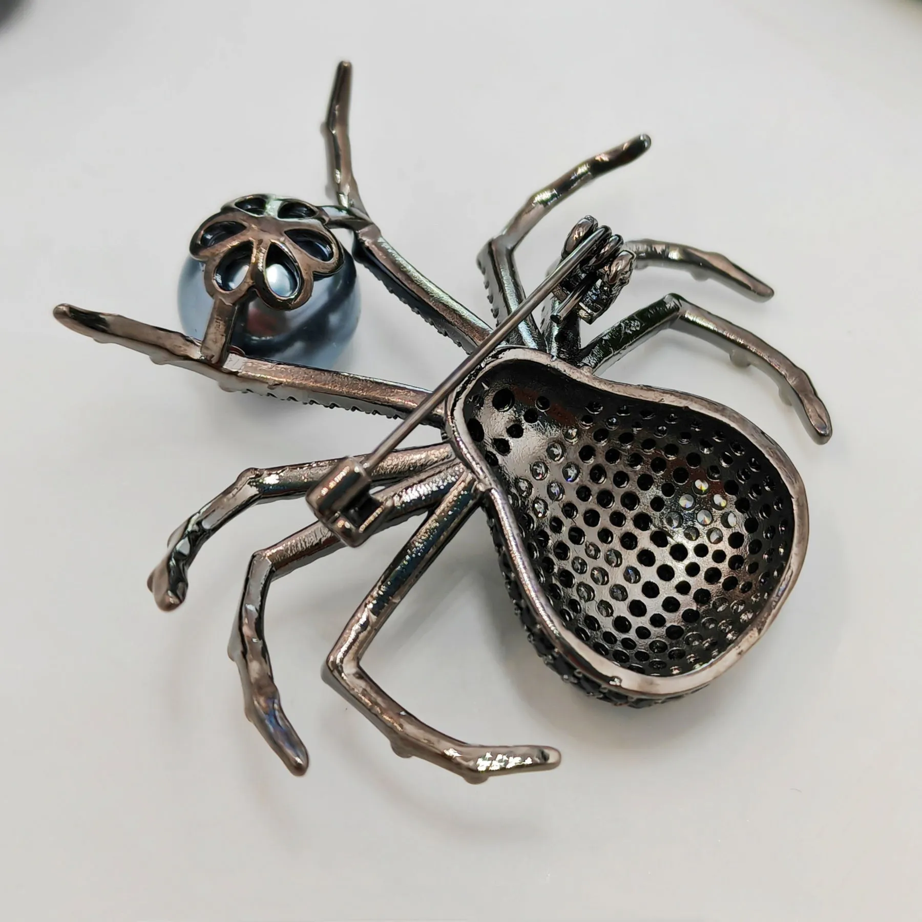 Spider Brooch with Black and White Body and Simulated Zircon in Paving Setting with Faux Pearl – Lifelike Insect Animal Brooch for Women