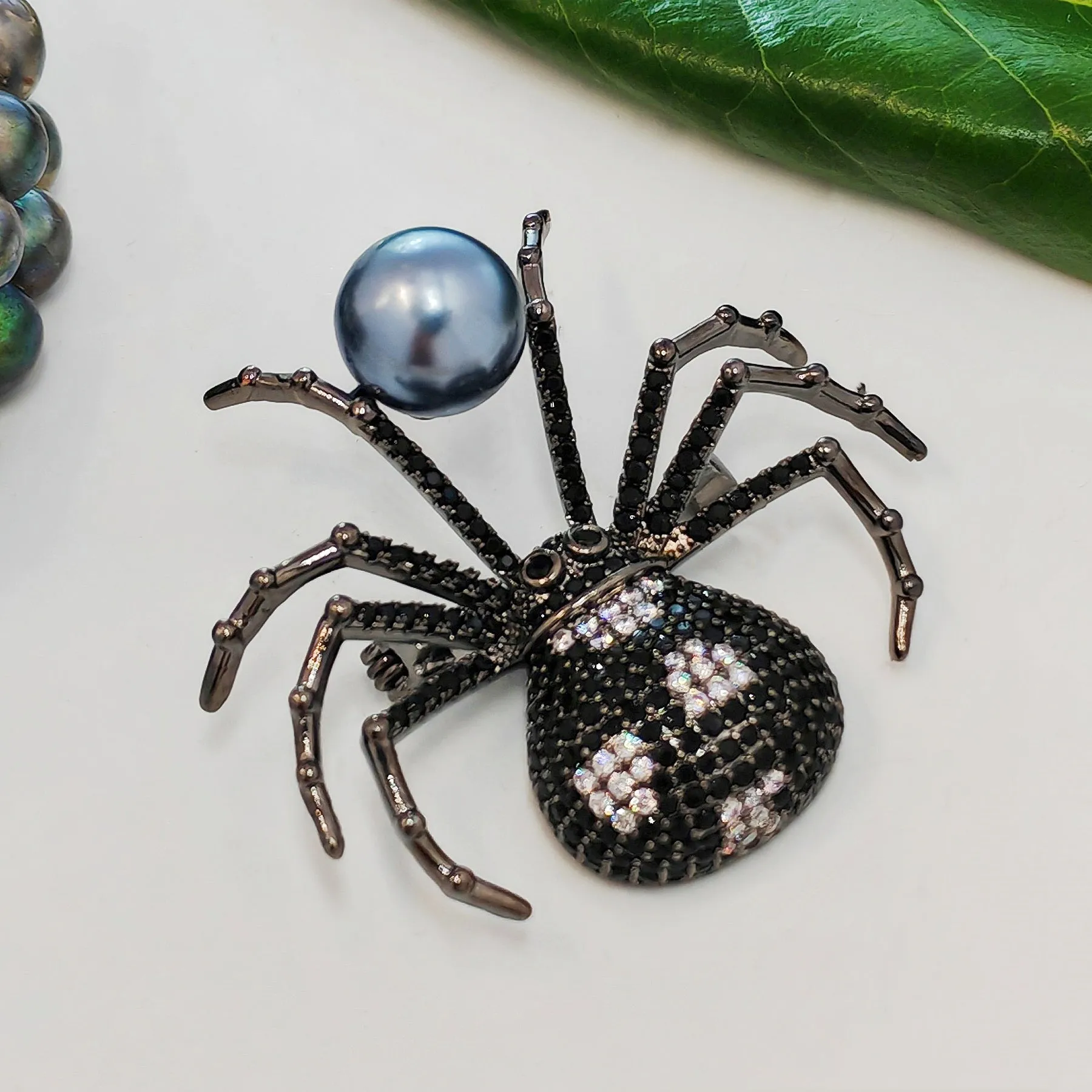 Spider Brooch with Black and White Body and Simulated Zircon in Paving Setting with Faux Pearl – Lifelike Insect Animal Brooch for Women