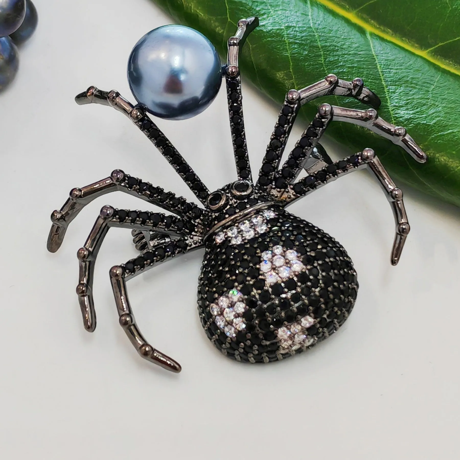 Spider Brooch with Black and White Body and Simulated Zircon in Paving Setting with Faux Pearl – Lifelike Insect Animal Brooch for Women